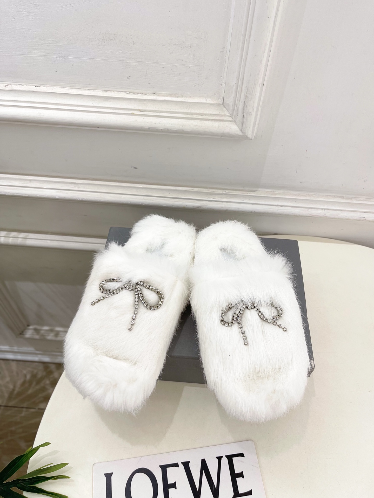 Balenciaga | 巴黎世家 25𝐬𝐬 ⭐️2025秋冬新品 水晶钻链蝴蝶结毛毛拖鞋超火爆 众明星