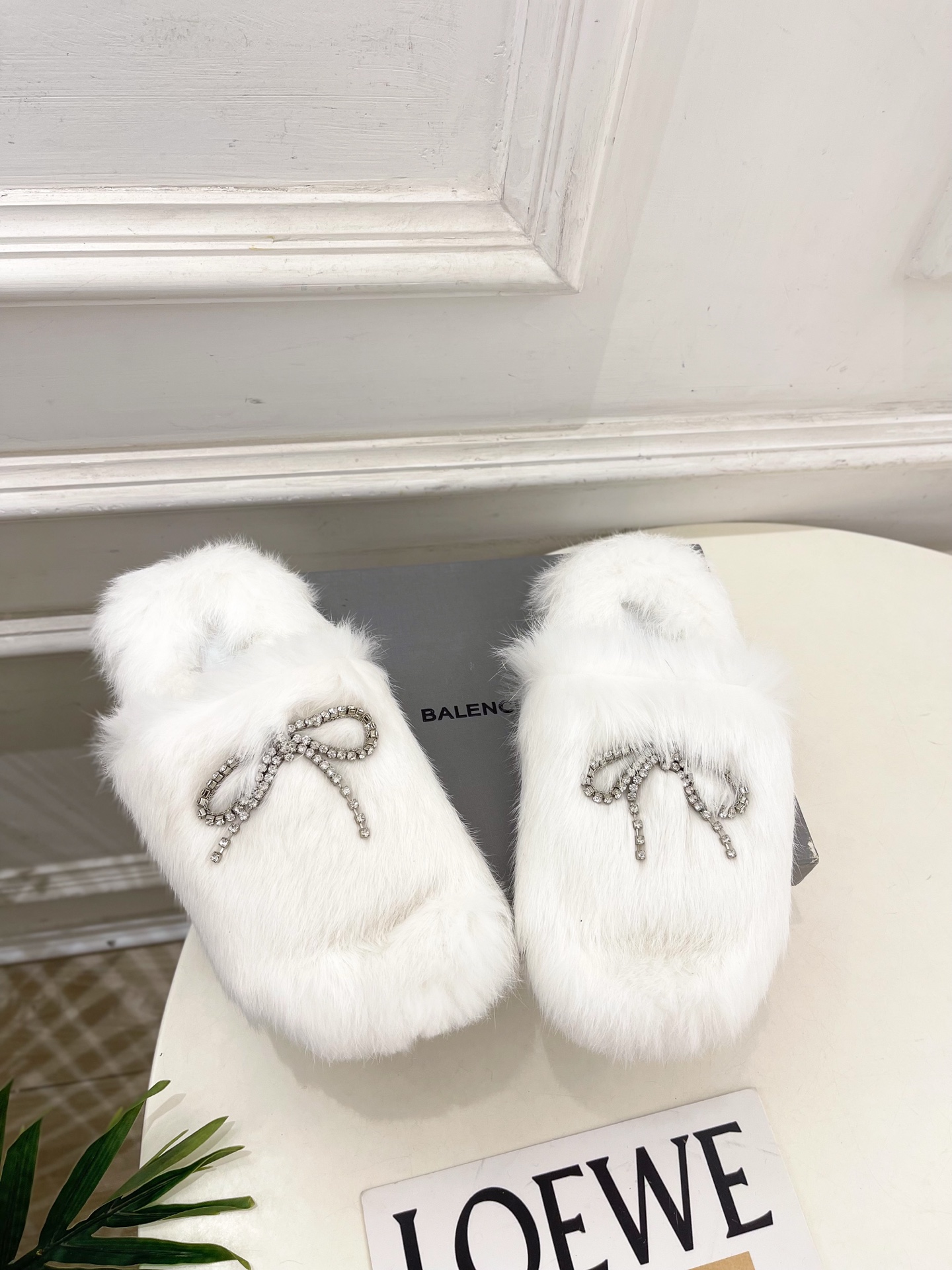 Balenciaga | 巴黎世家 25𝐬𝐬 ⭐️2025秋冬新品 水晶钻链蝴蝶结毛毛拖鞋超火爆 众明星