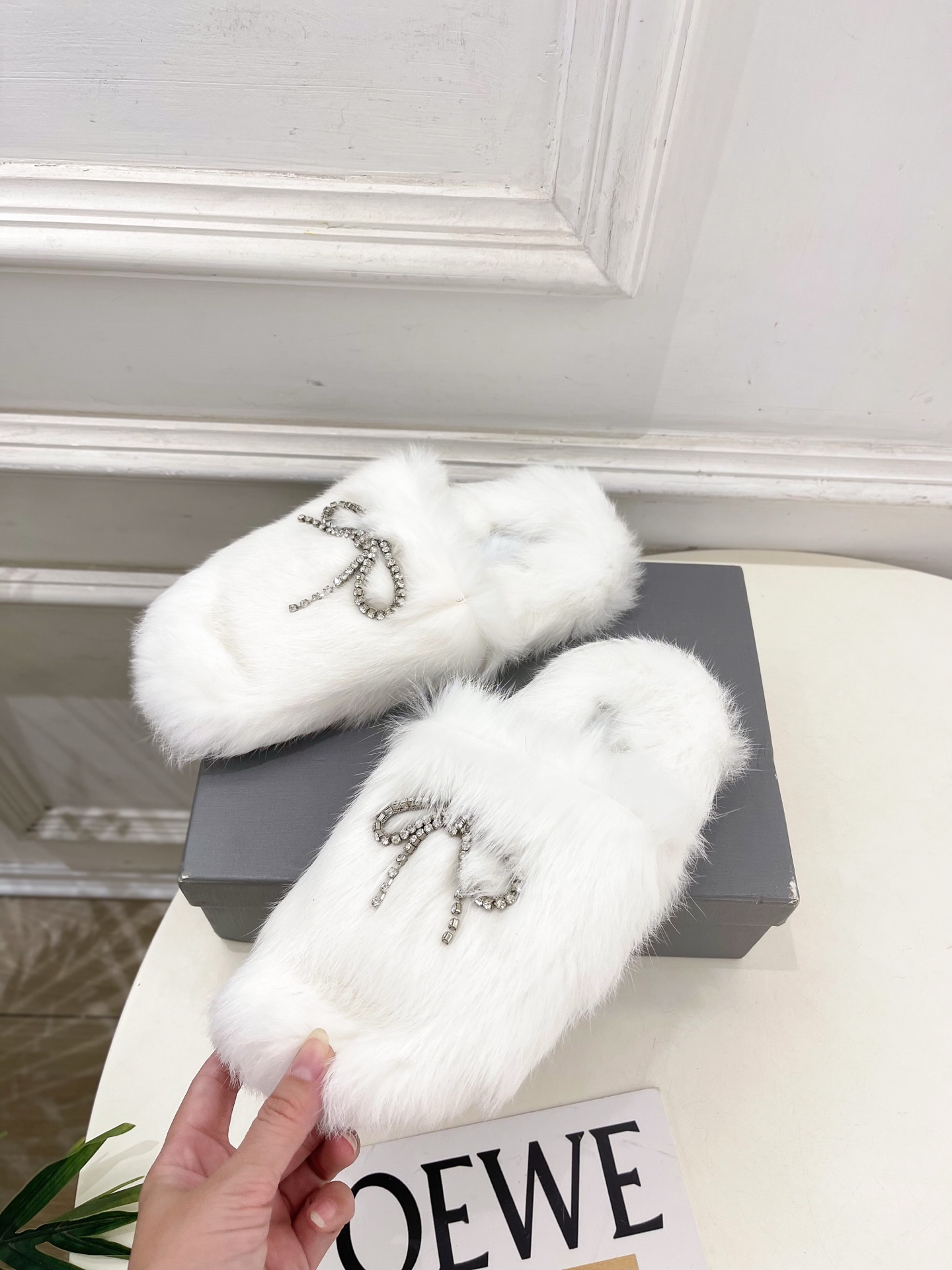 Balenciaga | 巴黎世家 25𝐬𝐬 ⭐️2025秋冬新品 水晶钻链蝴蝶结毛毛拖鞋超火爆 众明星