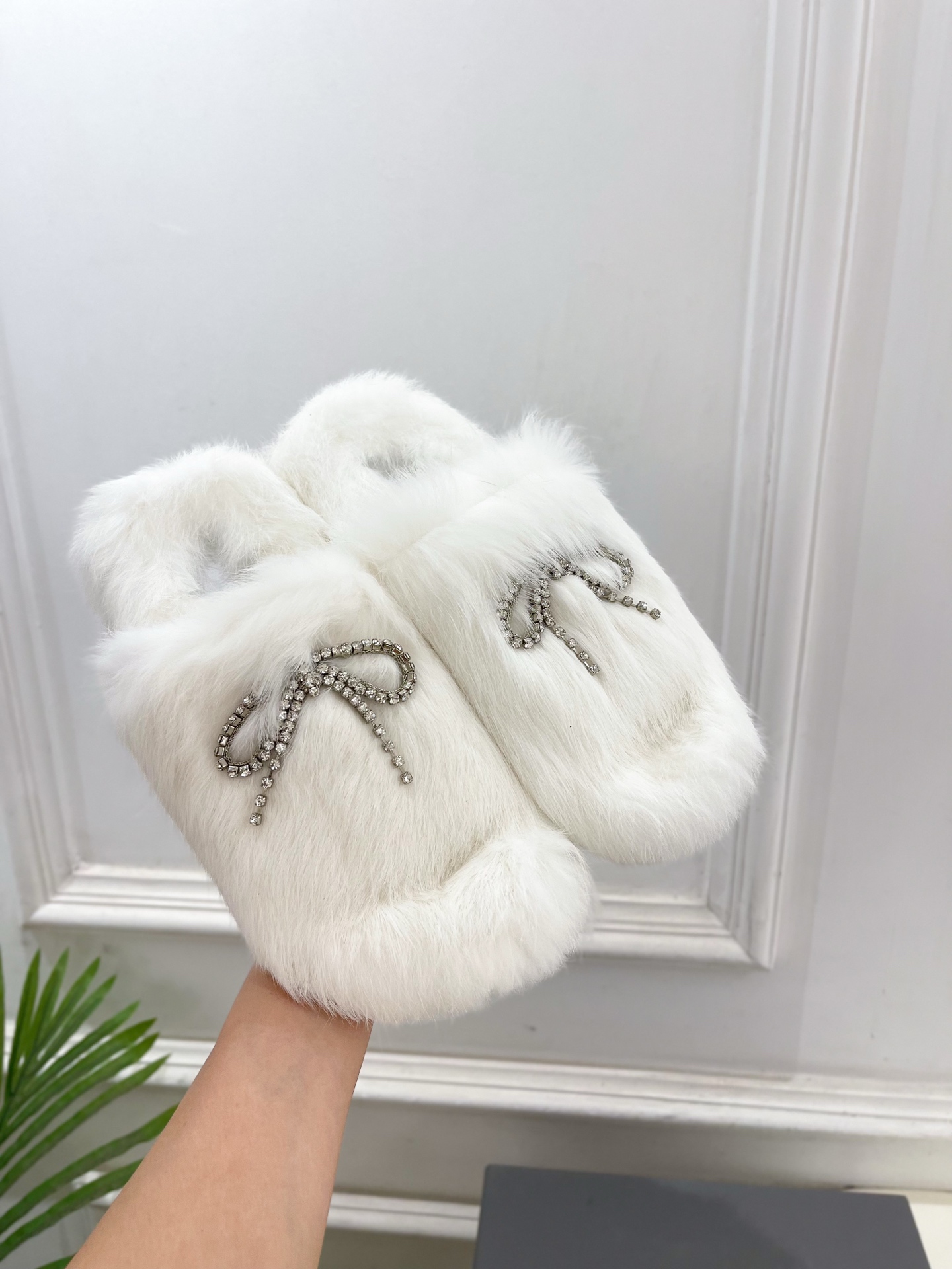 Balenciaga | 巴黎世家 25𝐬𝐬 ⭐️2025秋冬新品 水晶钻链蝴蝶结毛毛拖鞋超火爆 众明星