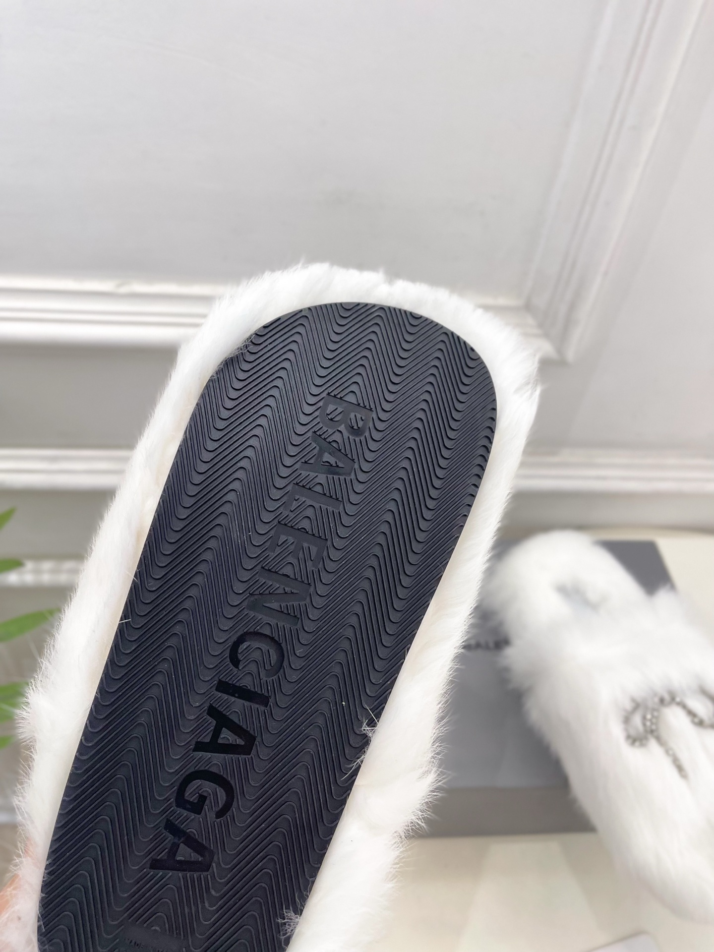 Balenciaga | 巴黎世家 25𝐬𝐬 ⭐️2025秋冬新品 水晶钻链蝴蝶结毛毛拖鞋超火爆 众明星