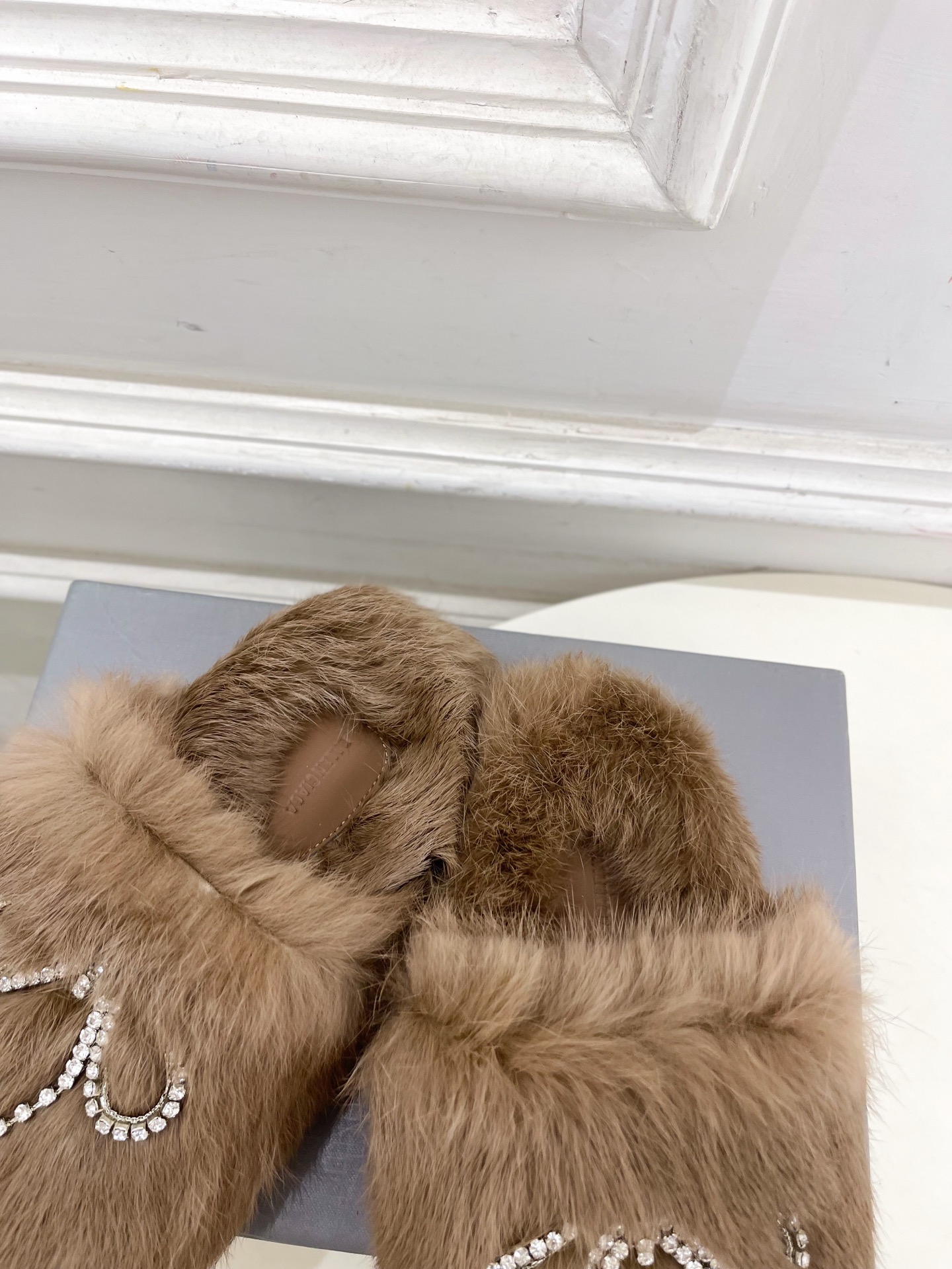 Balenciaga | 巴黎世家 25𝐬𝐬 ⭐️2025秋冬新品 水晶钻链蝴蝶结毛毛拖鞋超火爆 众明星