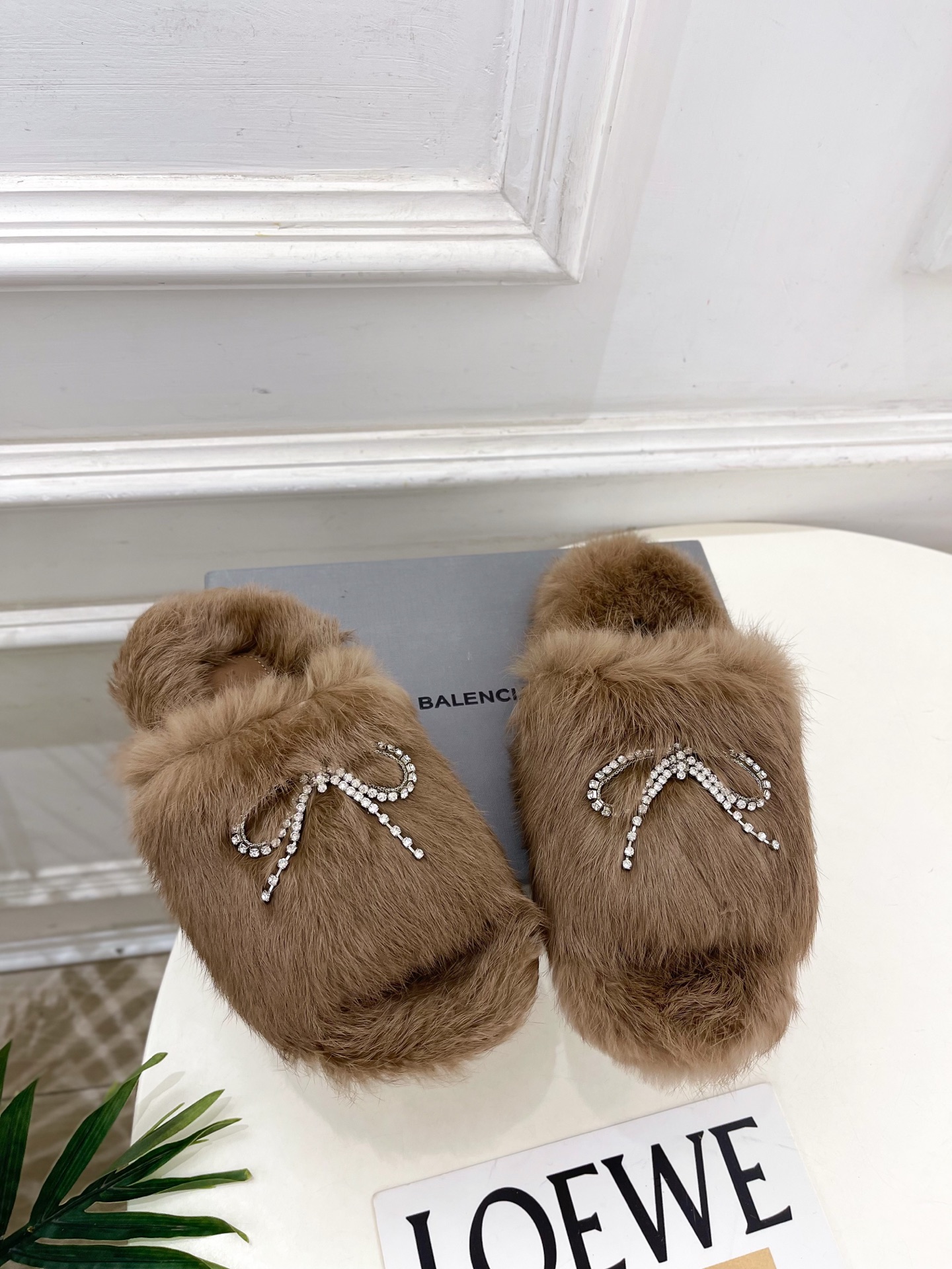 Balenciaga | 巴黎世家 25𝐬𝐬 ⭐️2025秋冬新品 水晶钻链蝴蝶结毛毛拖鞋超火爆 众明星