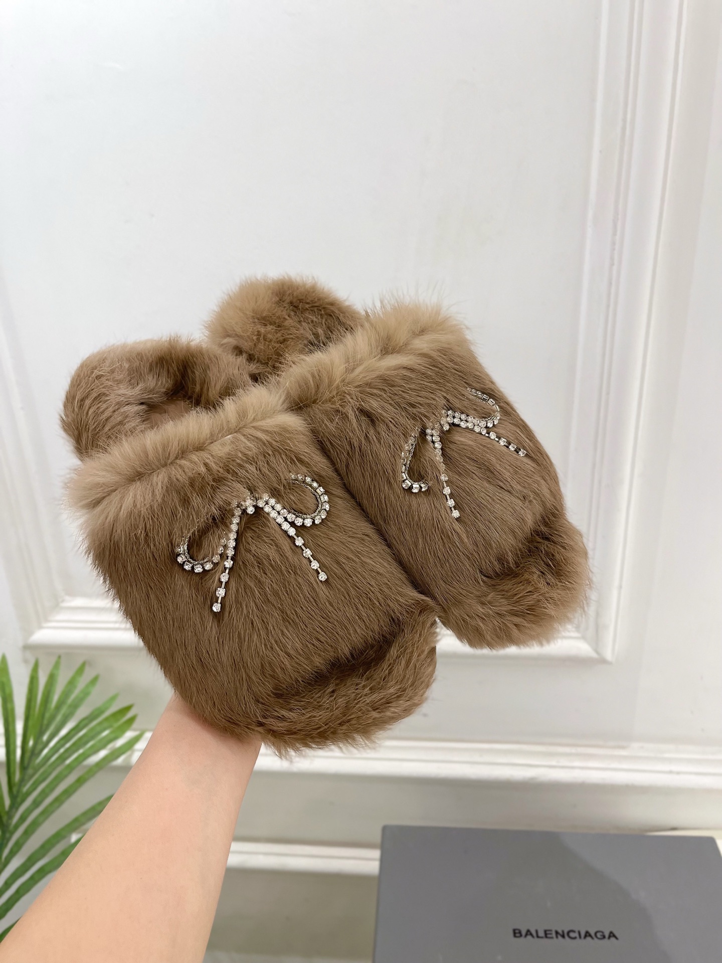 Balenciaga | 巴黎世家 25𝐬𝐬 ⭐️2025秋冬新品 水晶钻链蝴蝶结毛毛拖鞋超火爆 众明星