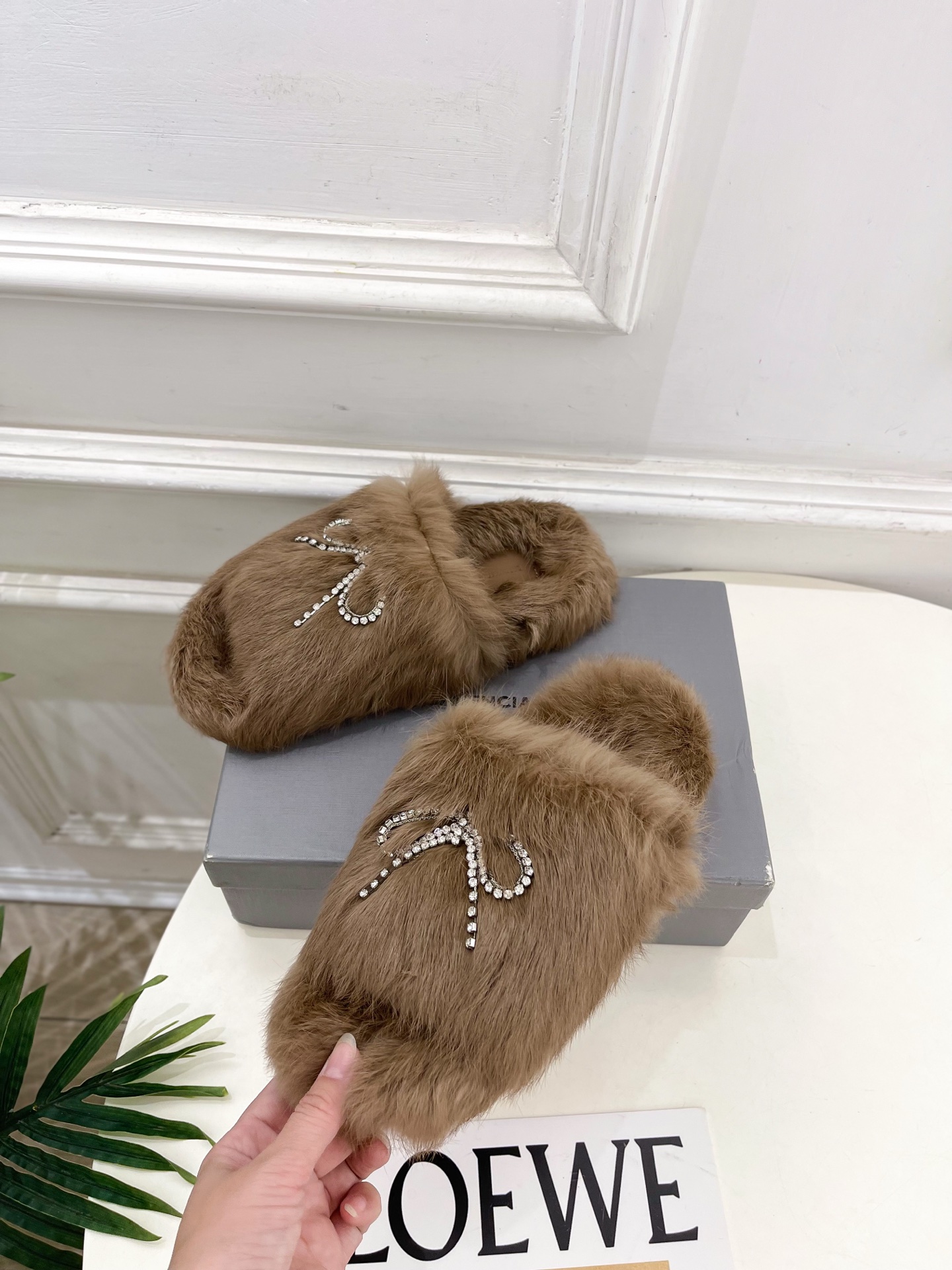 Balenciaga | 巴黎世家 25𝐬𝐬 ⭐️2025秋冬新品 水晶钻链蝴蝶结毛毛拖鞋超火爆 众明星