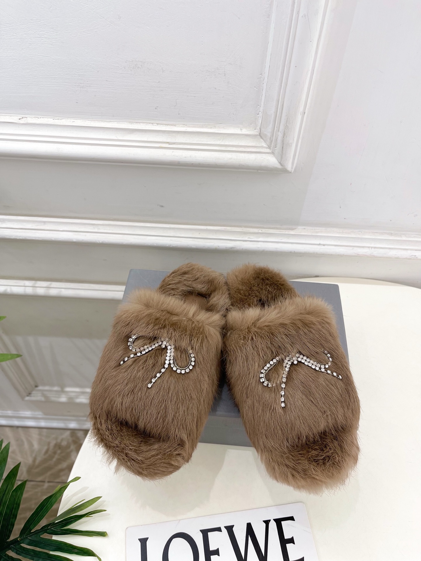 Balenciaga | 巴黎世家 25𝐬𝐬 ⭐️2025秋冬新品 水晶钻链蝴蝶结毛毛拖鞋超火爆 众明星