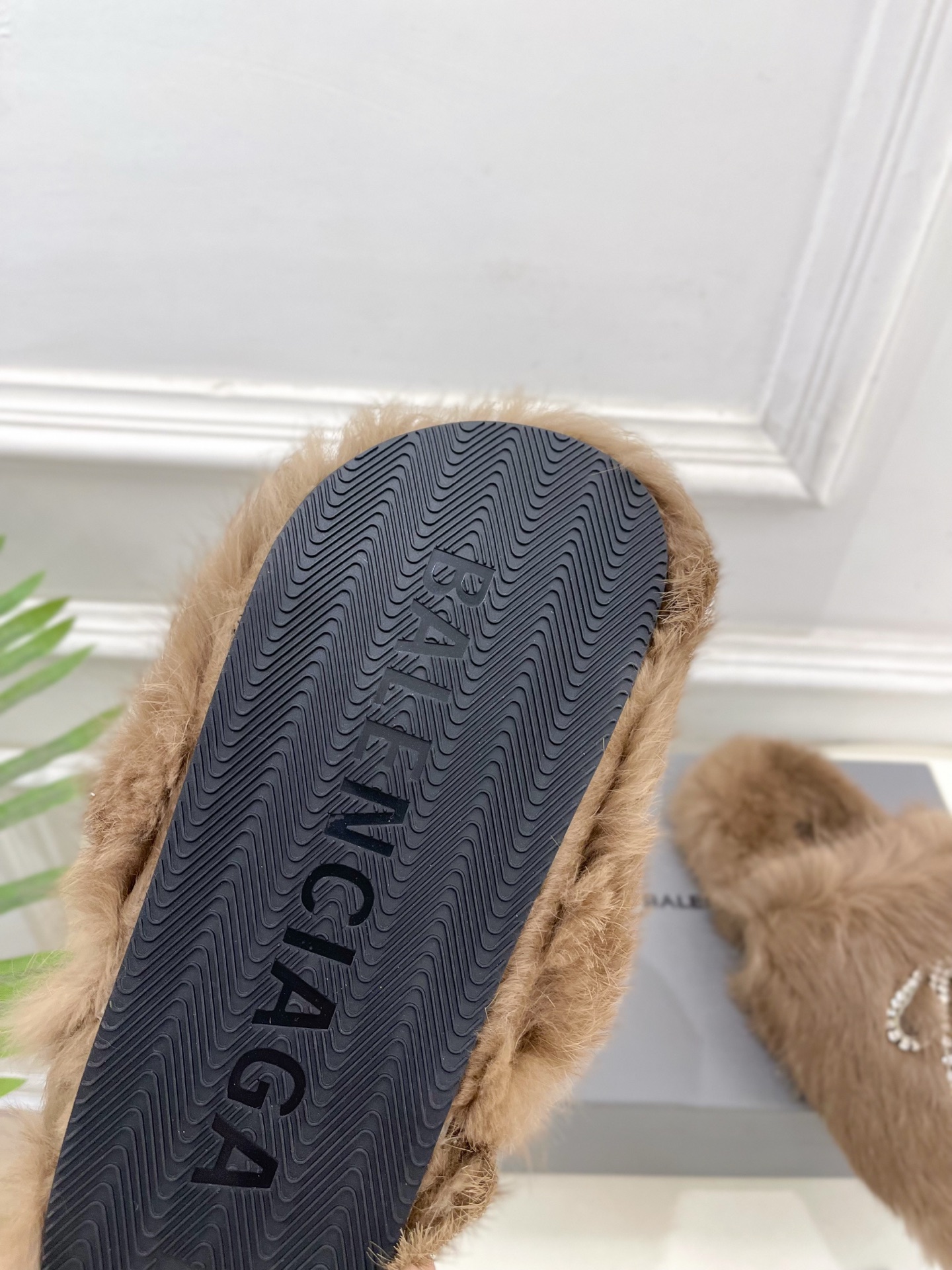 Balenciaga | 巴黎世家 25𝐬𝐬 ⭐️2025秋冬新品 水晶钻链蝴蝶结毛毛拖鞋超火爆 众明星