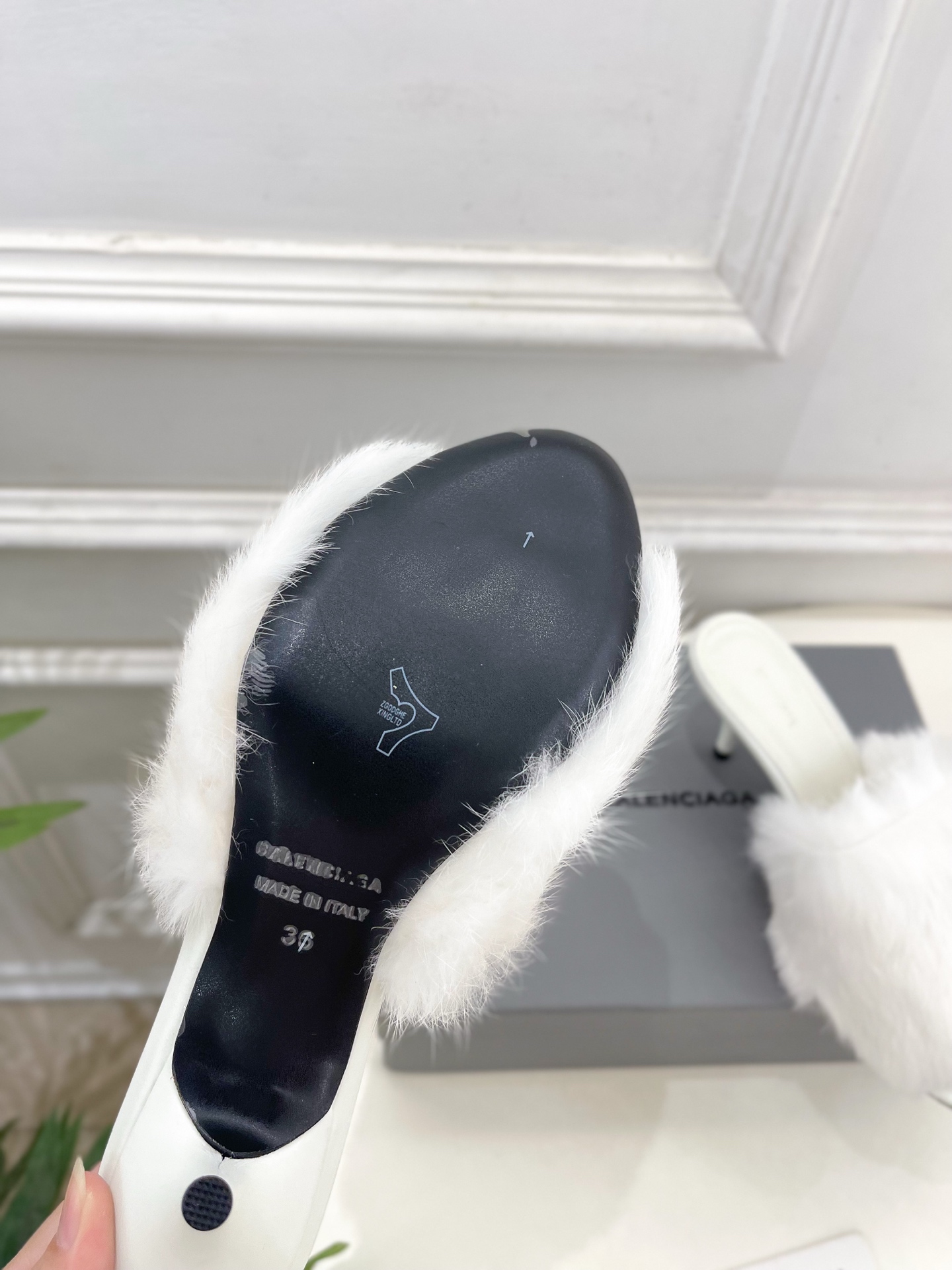Balenciaga | 巴黎世家 25𝐬𝐬 ⭐️2025秋冬新品高跟毛毛拖鞋超火爆 众明星网红潮人大秀