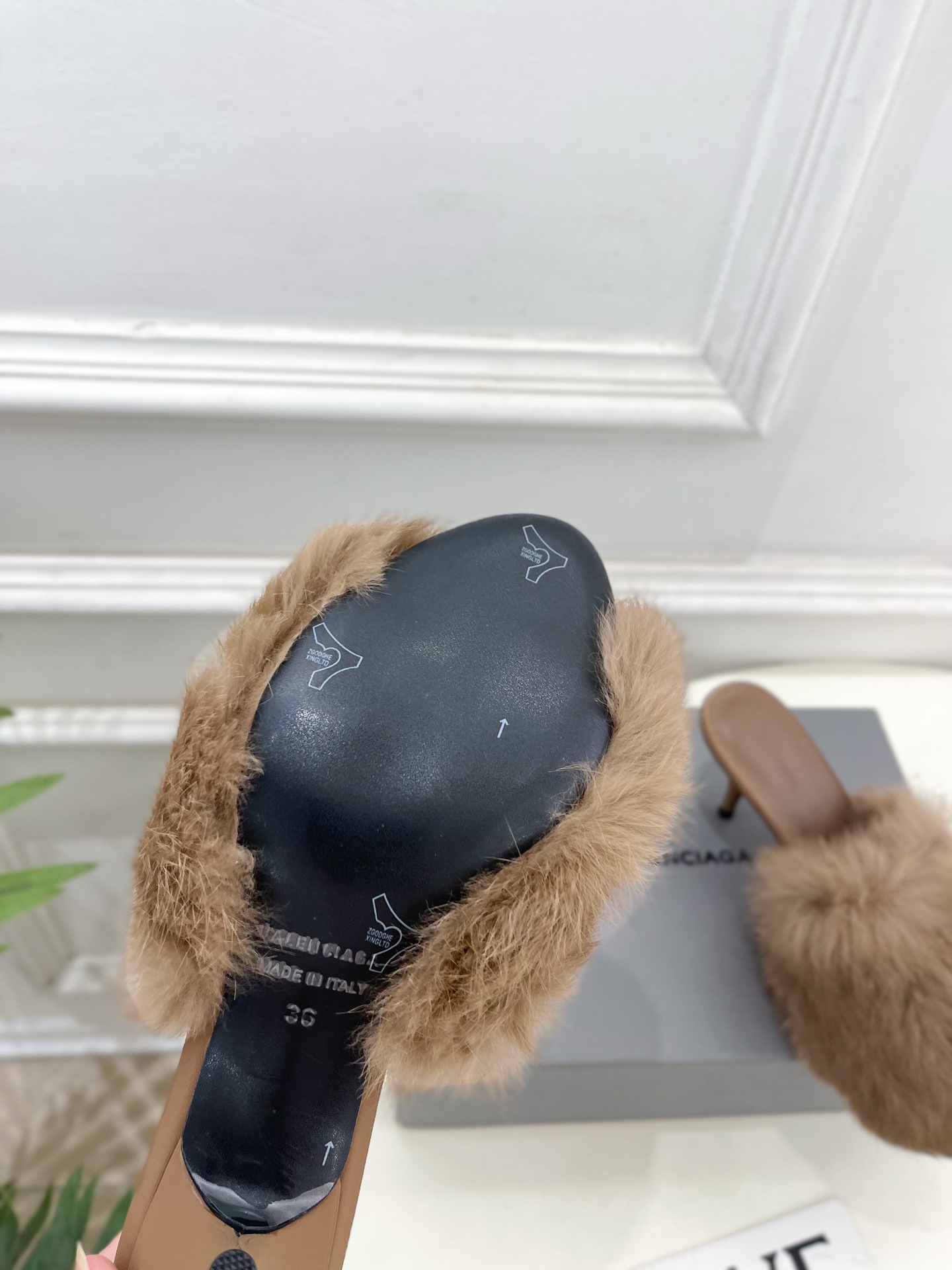 Balenciaga | 巴黎世家 25𝐬𝐬 ⭐️2025秋冬新品高跟毛毛拖鞋超火爆 众明星网红潮人大秀
