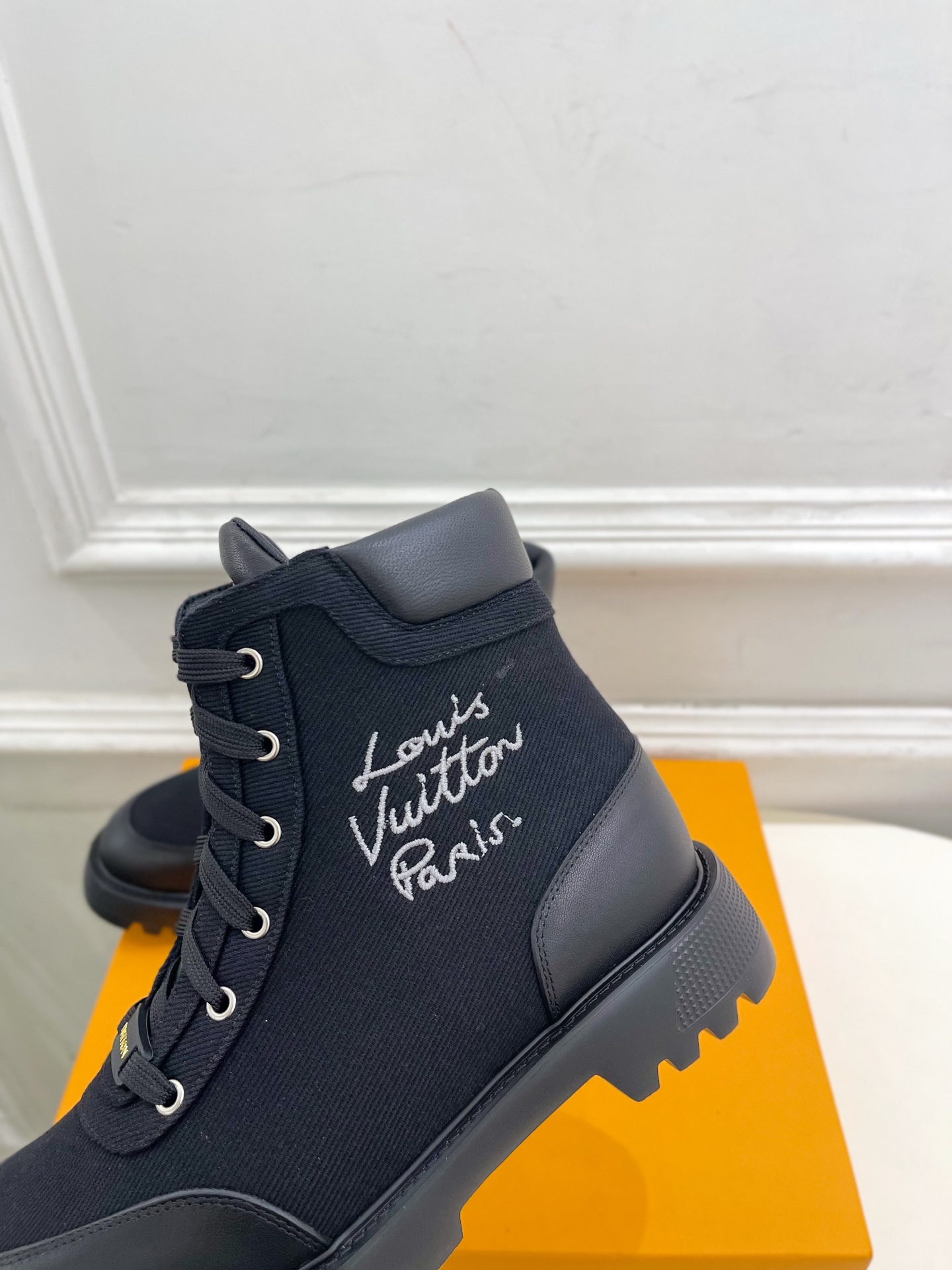 LV | 路易威登 25𝐬𝐬🧡💚2025秋冬新品 顶级版本⚠️专柜主打最新款 经典老花系带马丁靴短靴 硬