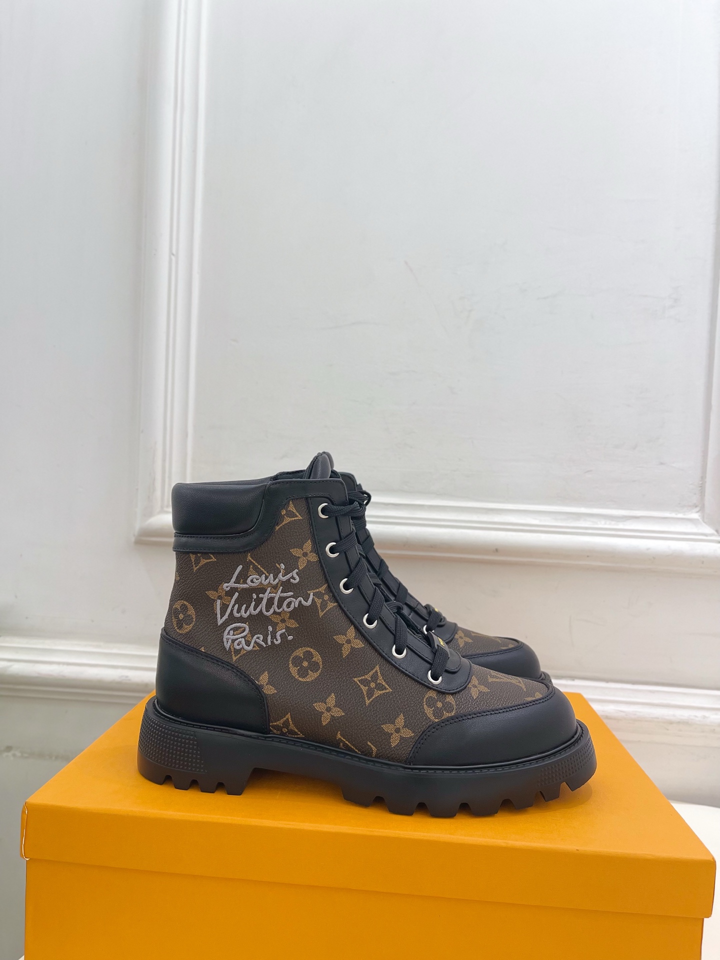 LV | 路易威登 25𝐬𝐬🧡💚2025秋冬新品 顶级版本⚠️专柜主打最新款 经典老花系带马丁靴短靴 硬