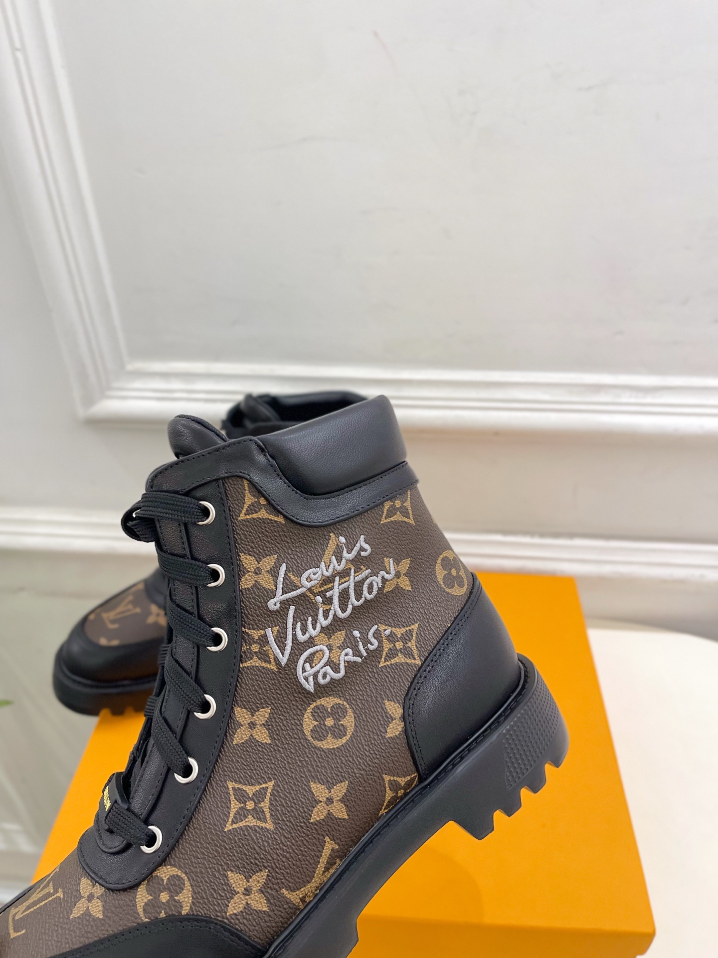 LV | 路易威登 25𝐬𝐬🧡💚2025秋冬新品 顶级版本⚠️专柜主打最新款 经典老花系带马丁靴短靴 硬