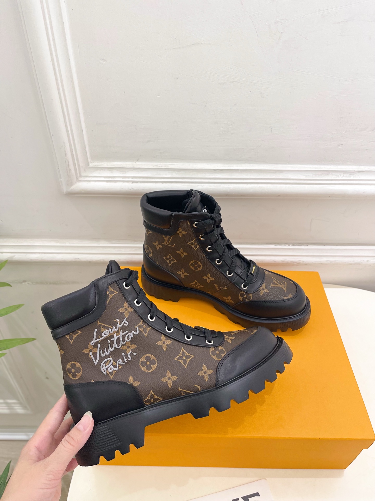 LV | 路易威登 25𝐬𝐬🧡💚2025秋冬新品 顶级版本⚠️专柜主打最新款 经典老花系带马丁靴短靴 硬
