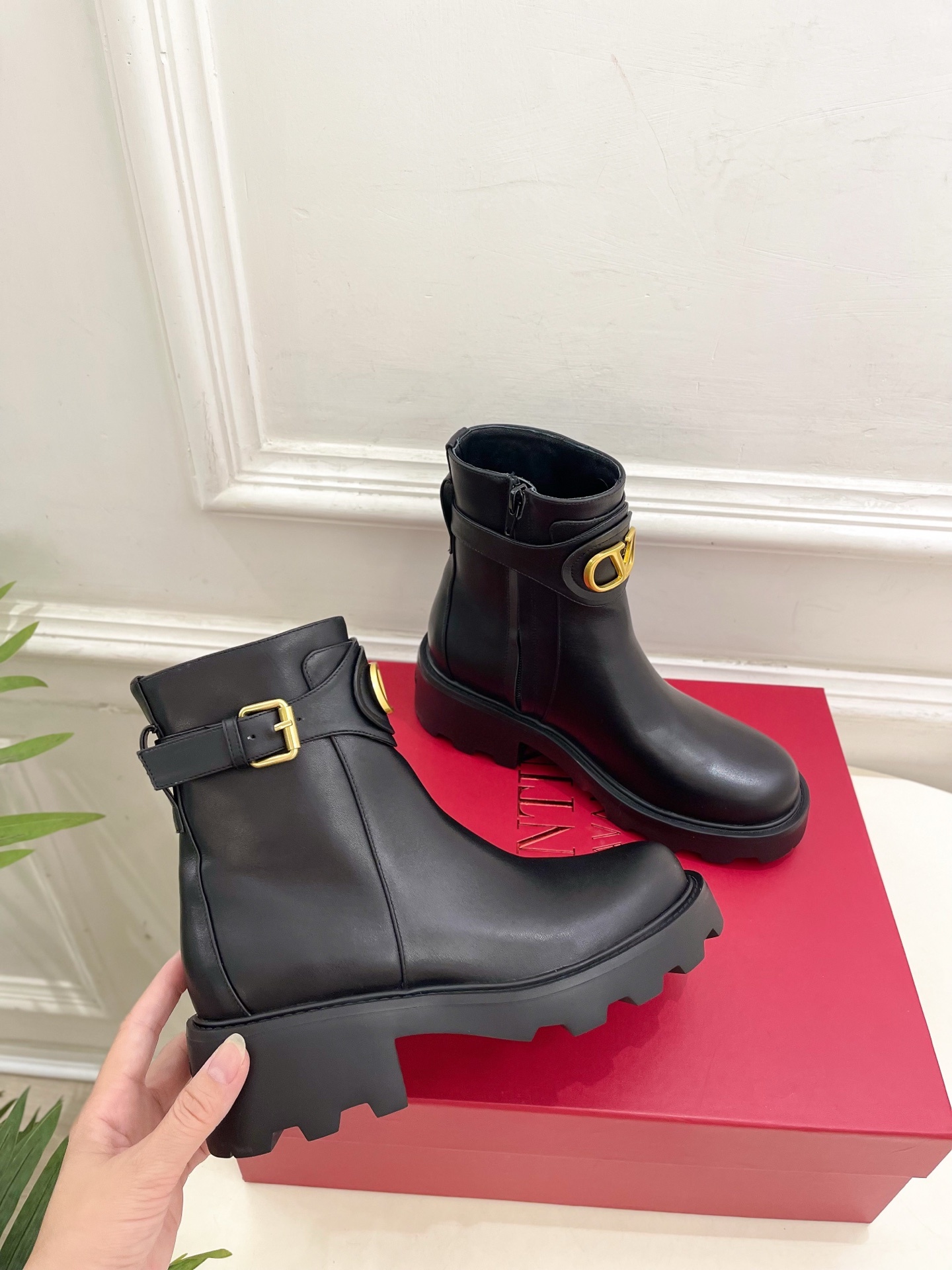 Valentino 华伦天奴2025秋冬新品VLOGO SIGNATURE 小牛皮短靴☑️———————