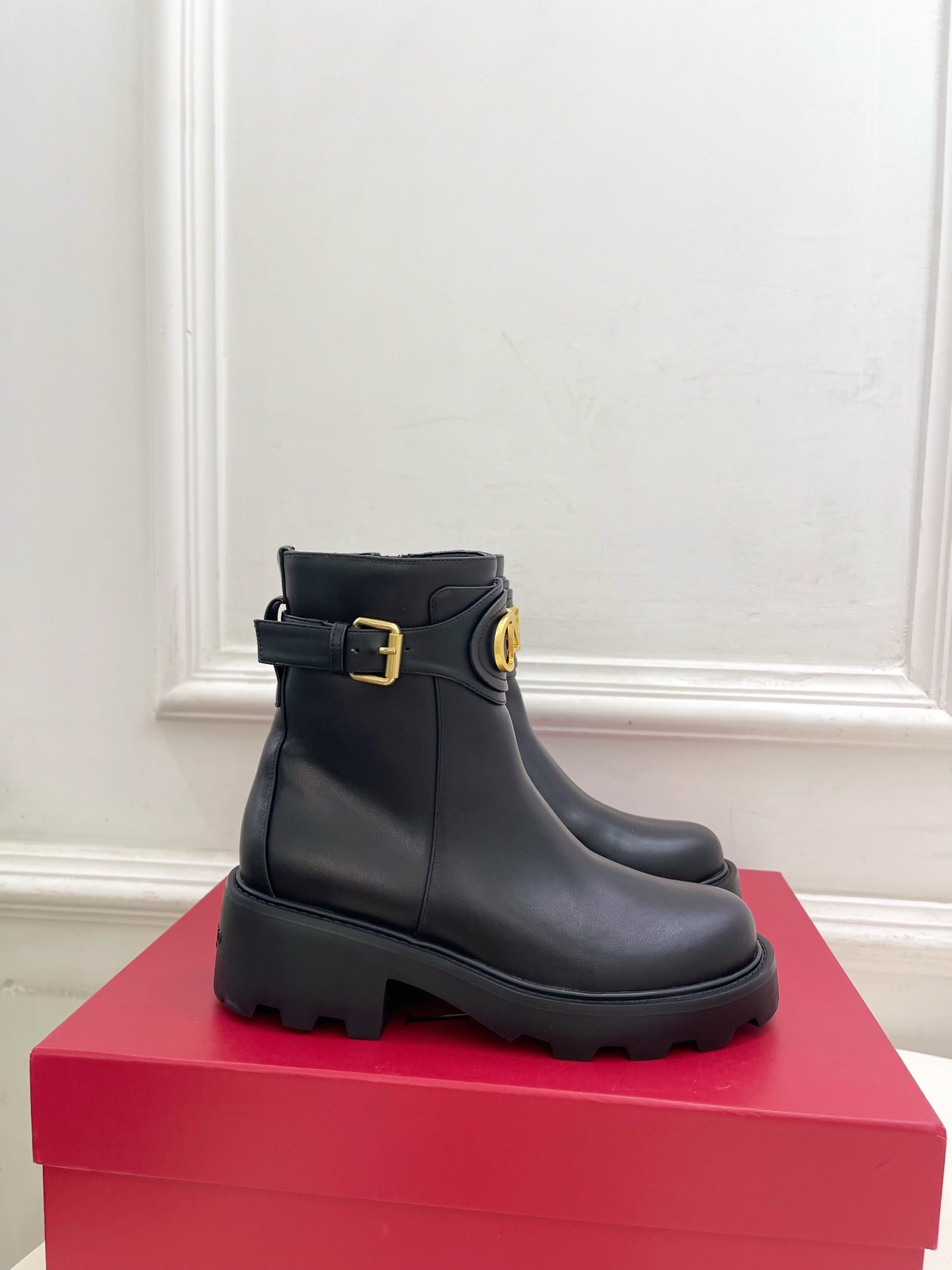 Valentino 华伦天奴2025秋冬新品VLOGO SIGNATURE 小牛皮短靴☑️———————