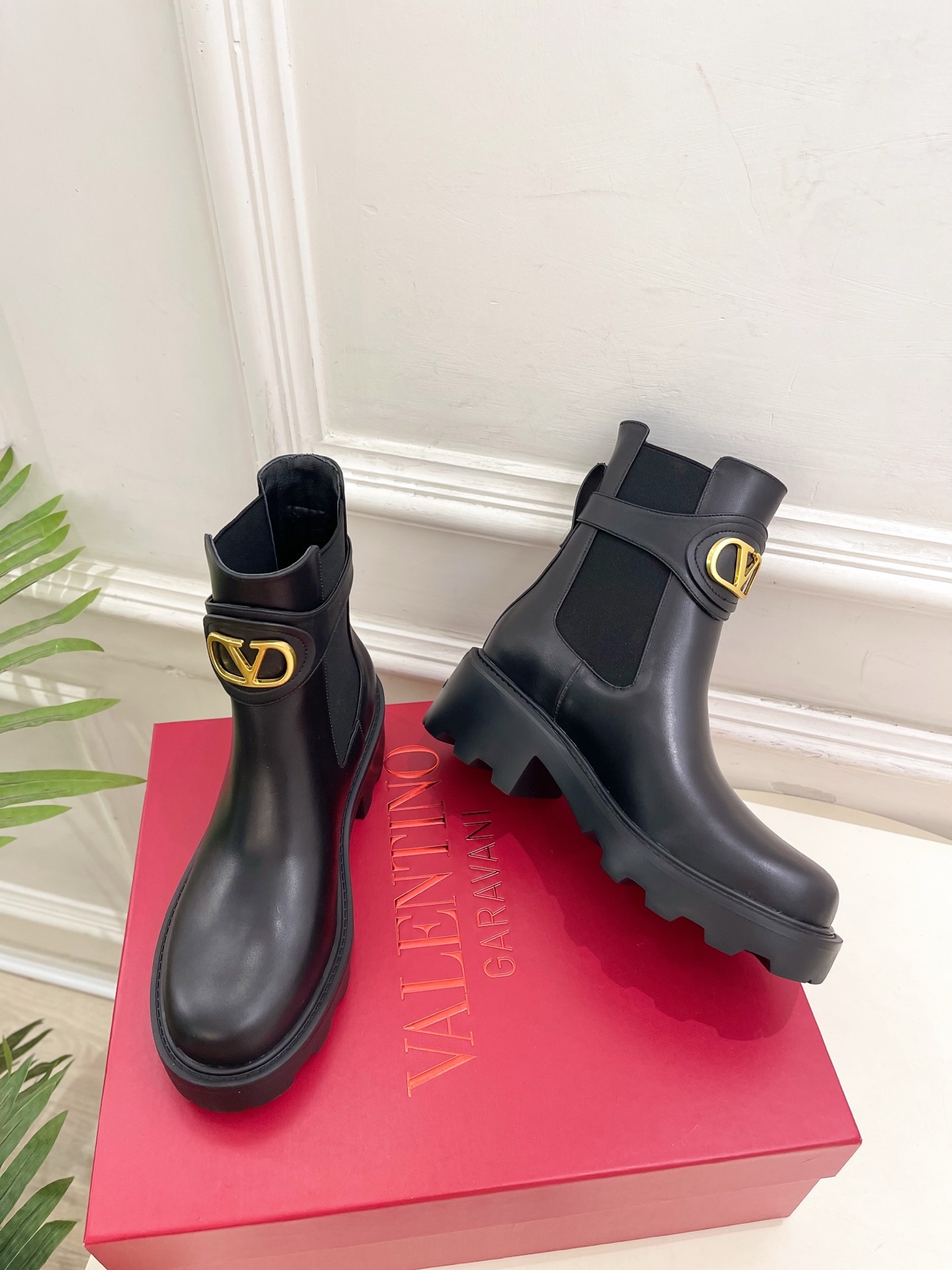 Valentino 华伦天奴2025秋冬新品VLOGO SIGNATURE 小牛皮短靴☑️———————