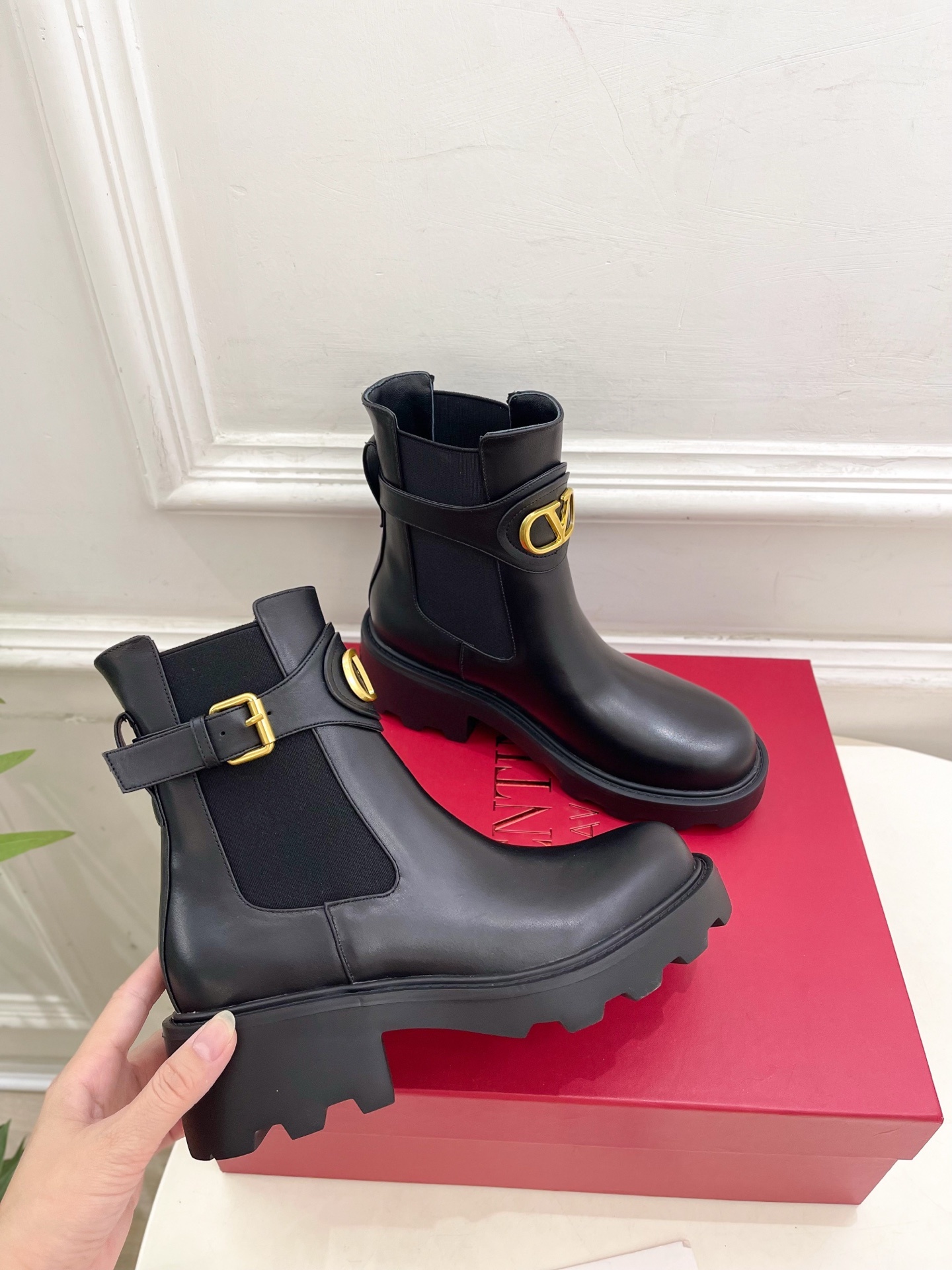 Valentino 华伦天奴2025秋冬新品VLOGO SIGNATURE 小牛皮短靴☑️———————