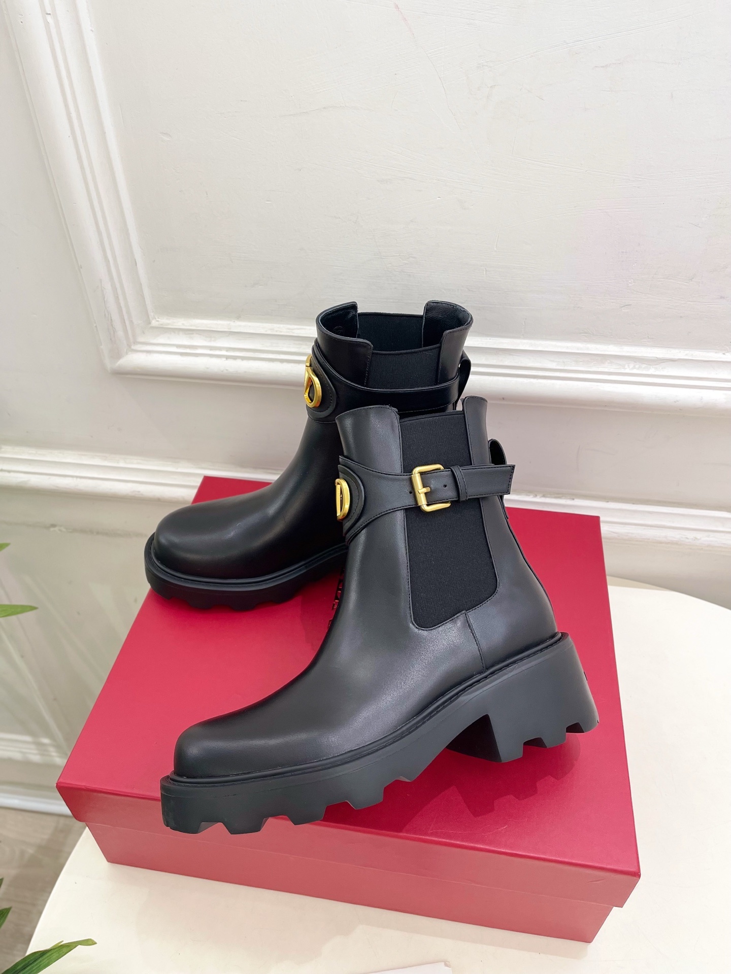 Valentino 华伦天奴2025秋冬新品VLOGO SIGNATURE 小牛皮短靴☑️———————