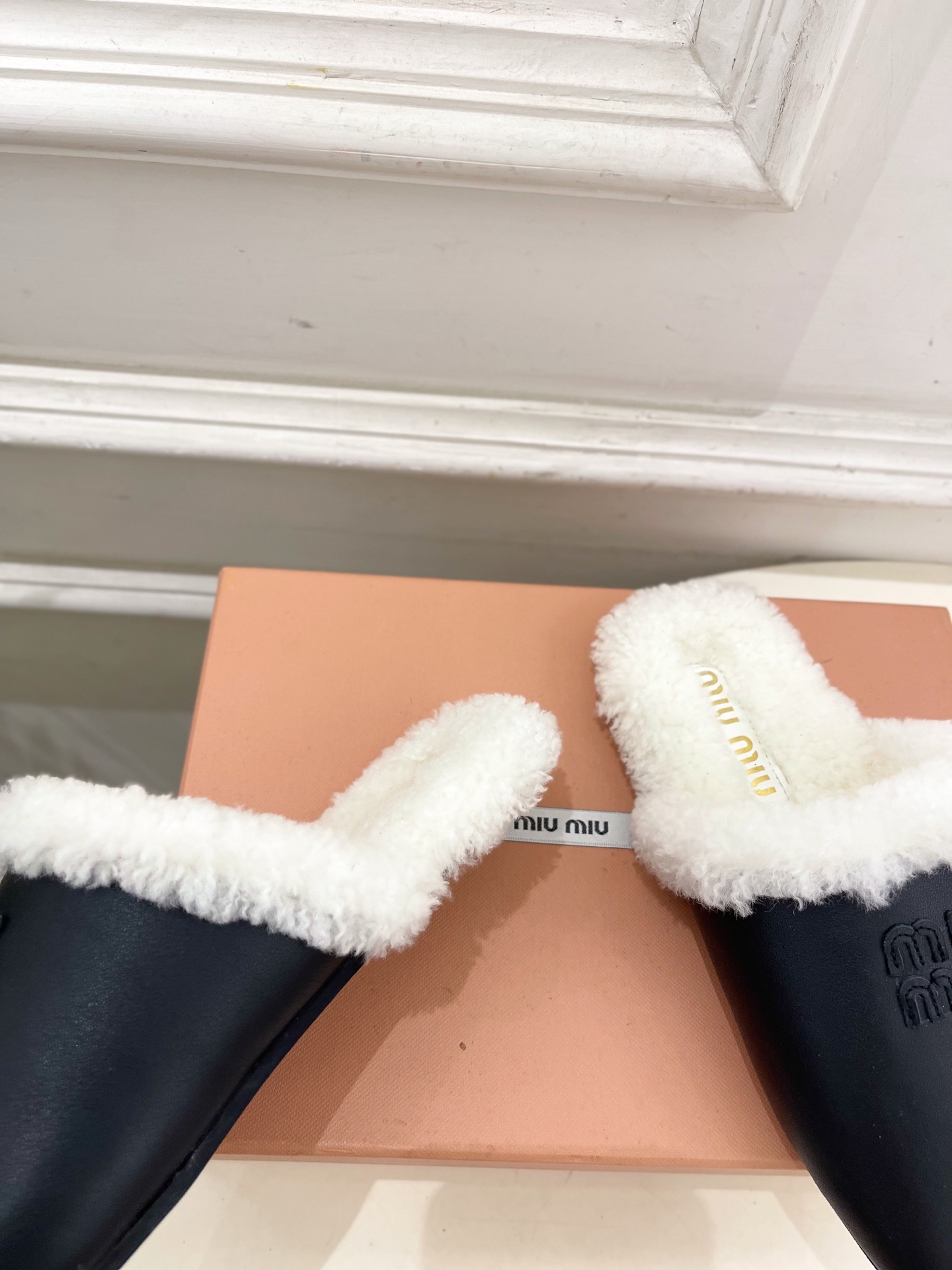 Miu Miu | 缪缪 25𝐬𝐬🖤2025秋冬新品 专柜主打最新秀款 经典字母毛毛穆勒拖鞋 火爆上新！