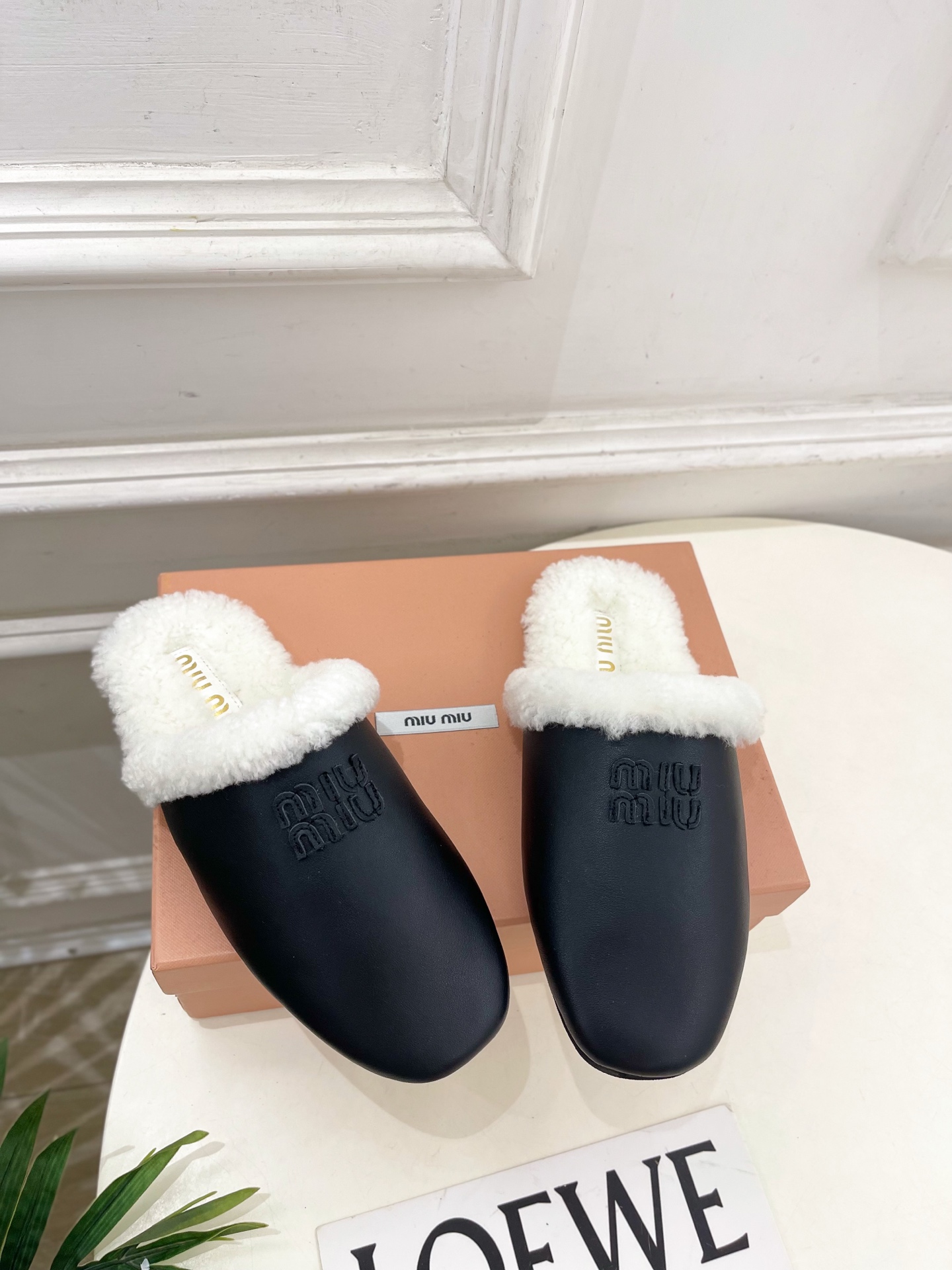 Miu Miu | 缪缪 25𝐬𝐬🖤2025秋冬新品 专柜主打最新秀款 经典字母毛毛穆勒拖鞋 火爆上新！