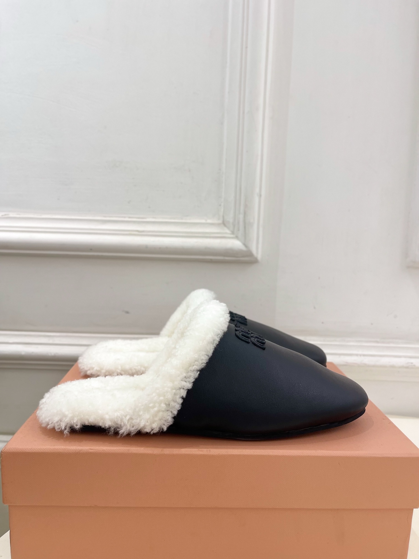 Miu Miu | 缪缪 25𝐬𝐬🖤2025秋冬新品 专柜主打最新秀款 经典字母毛毛穆勒拖鞋 火爆上新！