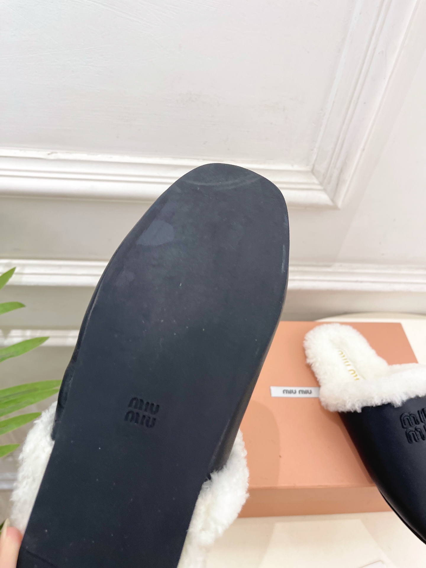 Miu Miu | 缪缪 25𝐬𝐬🖤2025秋冬新品 专柜主打最新秀款 经典字母毛毛穆勒拖鞋 火爆上新！