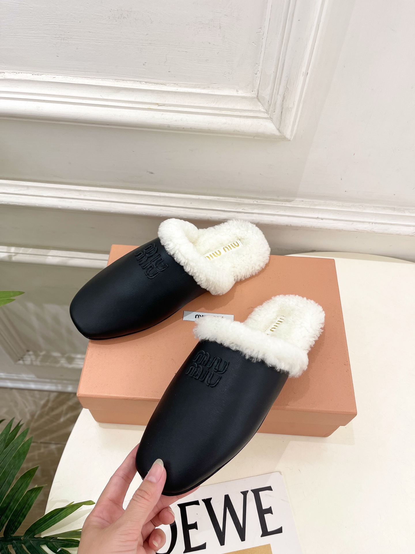 Miu Miu | 缪缪 25𝐬𝐬🖤2025秋冬新品 专柜主打最新秀款 经典字母毛毛穆勒拖鞋 火爆上新！