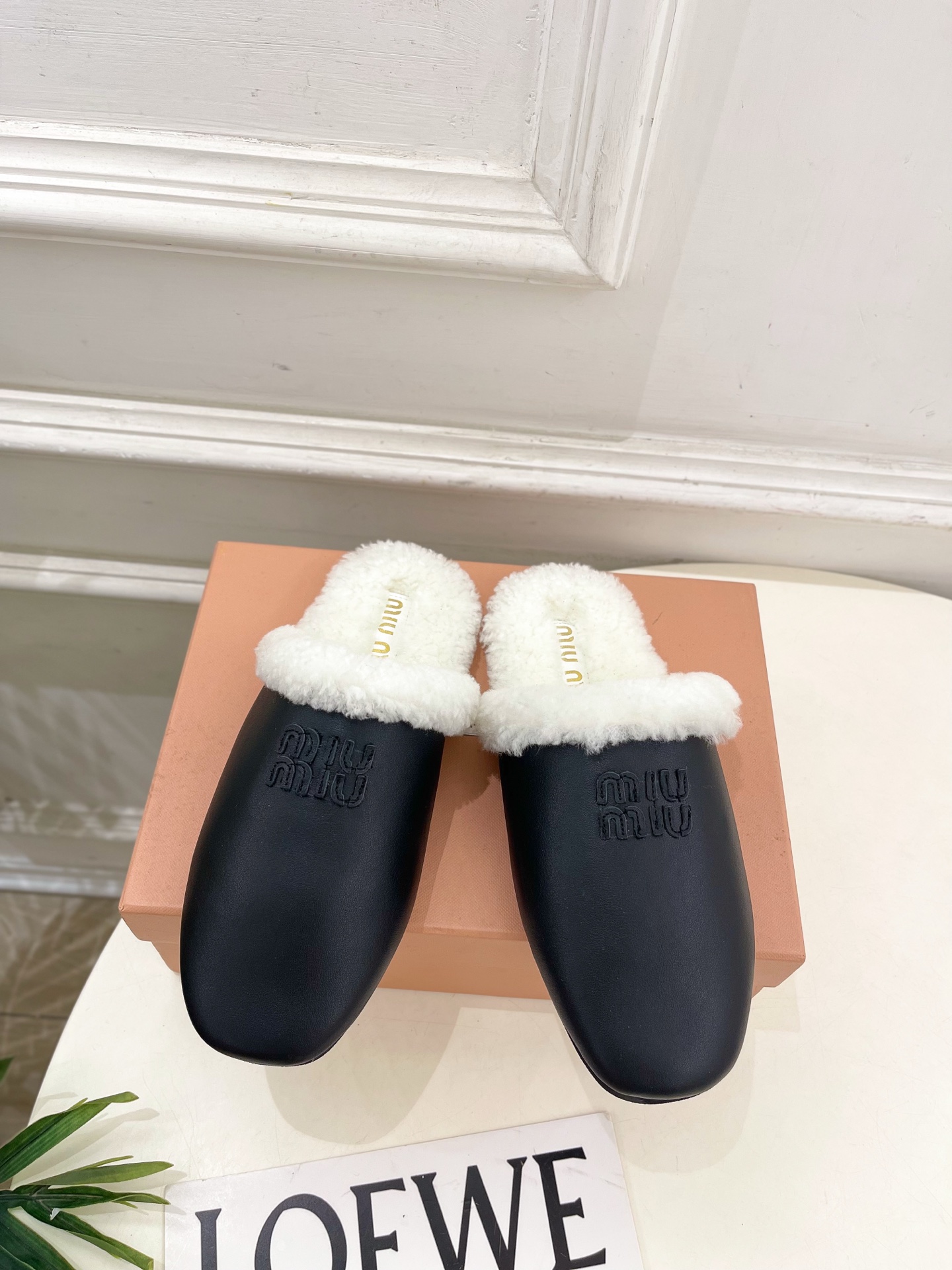 Miu Miu | 缪缪 25𝐬𝐬🖤2025秋冬新品 专柜主打最新秀款 经典字母毛毛穆勒拖鞋 火爆上新！