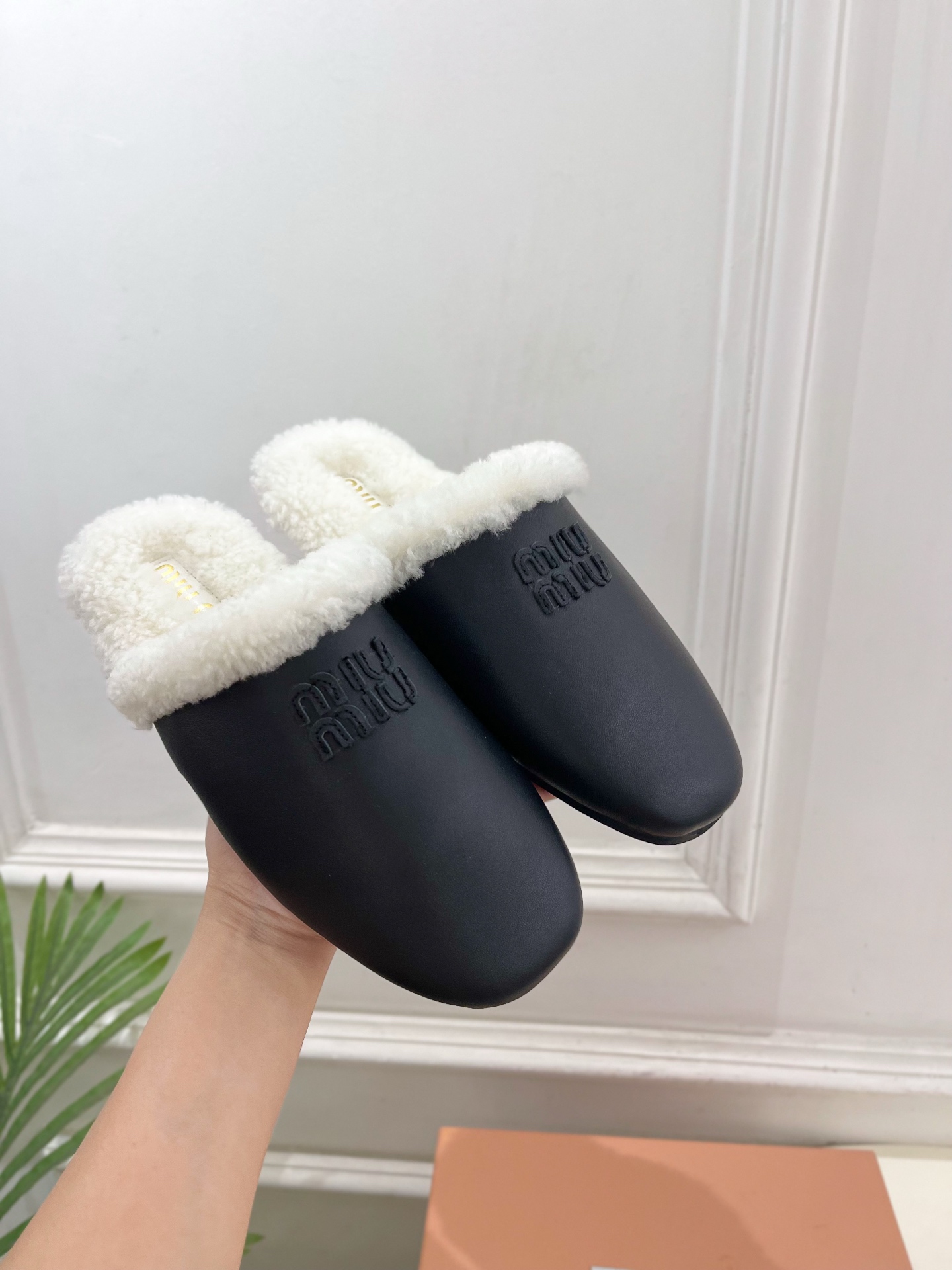 Miu Miu | 缪缪 25𝐬𝐬🖤2025秋冬新品 专柜主打最新秀款 经典字母毛毛穆勒拖鞋 火爆上新！