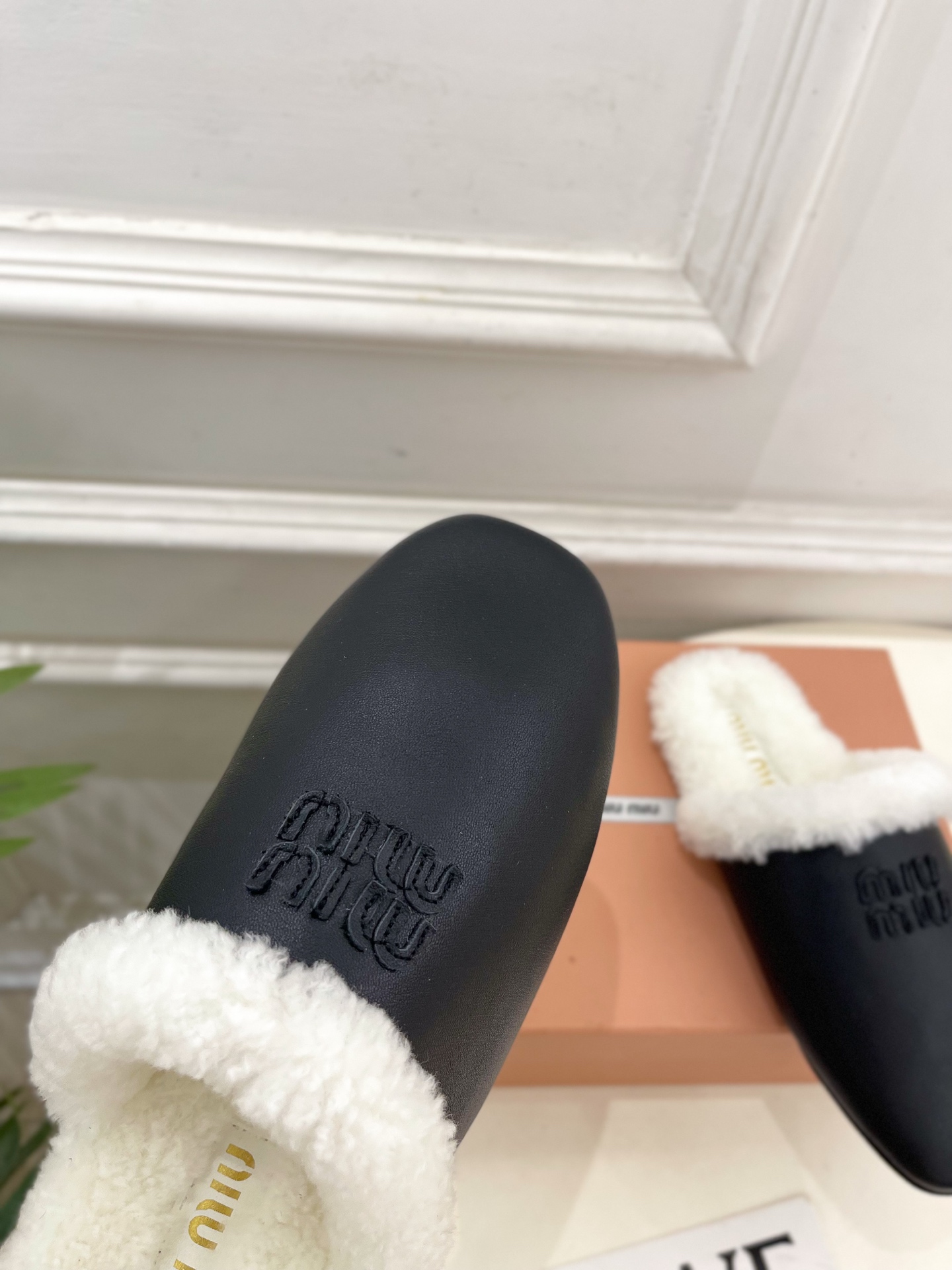 Miu Miu | 缪缪 25𝐬𝐬🖤2025秋冬新品 专柜主打最新秀款 经典字母毛毛穆勒拖鞋 火爆上新！
