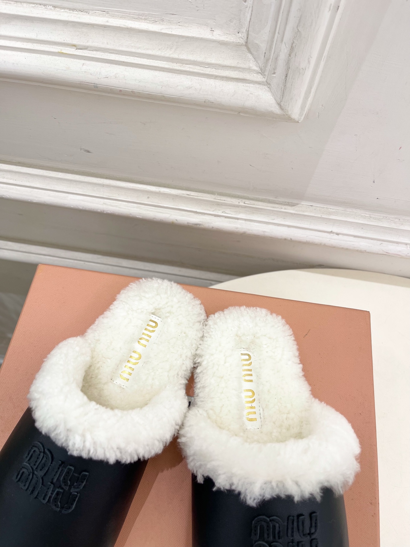 Miu Miu | 缪缪 25𝐬𝐬🖤2025秋冬新品 专柜主打最新秀款 经典字母毛毛穆勒拖鞋 火爆上新！