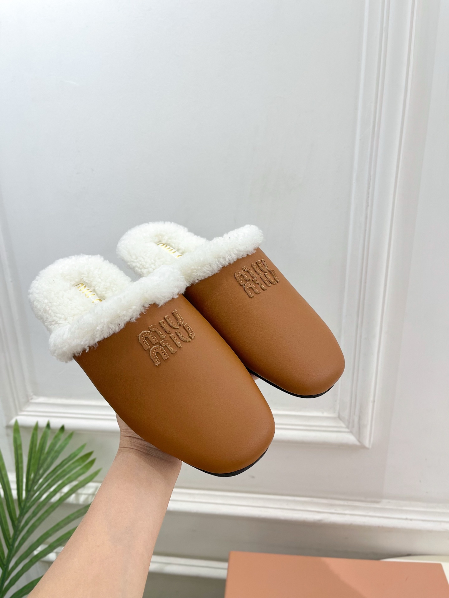 Miu Miu | 缪缪 25𝐬𝐬🖤2025秋冬新品 专柜主打最新秀款 经典字母毛毛穆勒拖鞋 火爆上新！