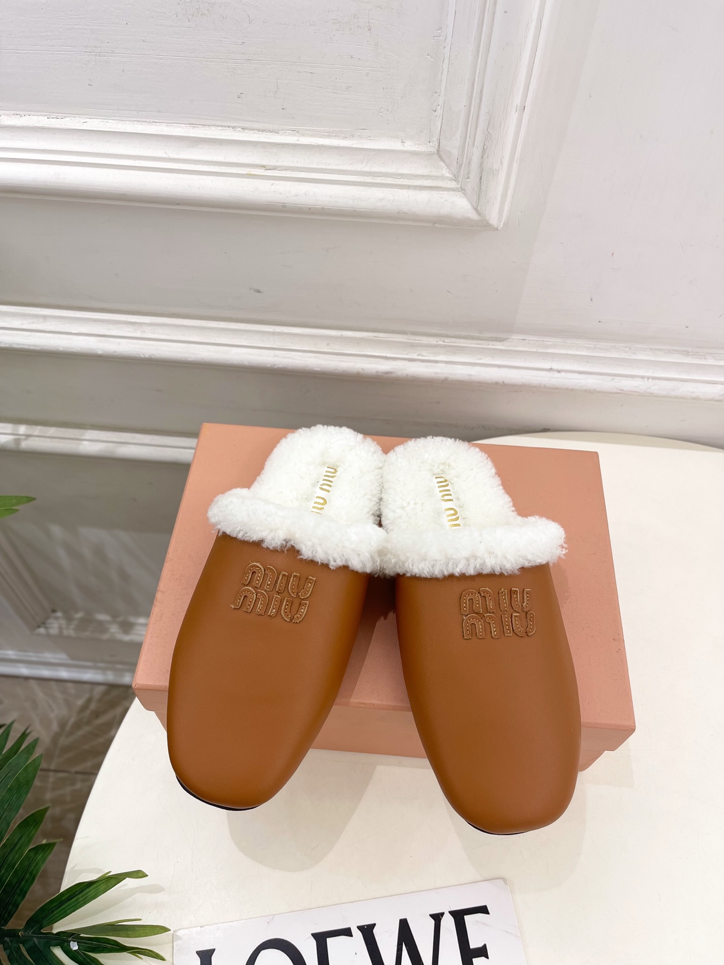 Miu Miu | 缪缪 25𝐬𝐬🖤2025秋冬新品 专柜主打最新秀款 经典字母毛毛穆勒拖鞋 火爆上新！