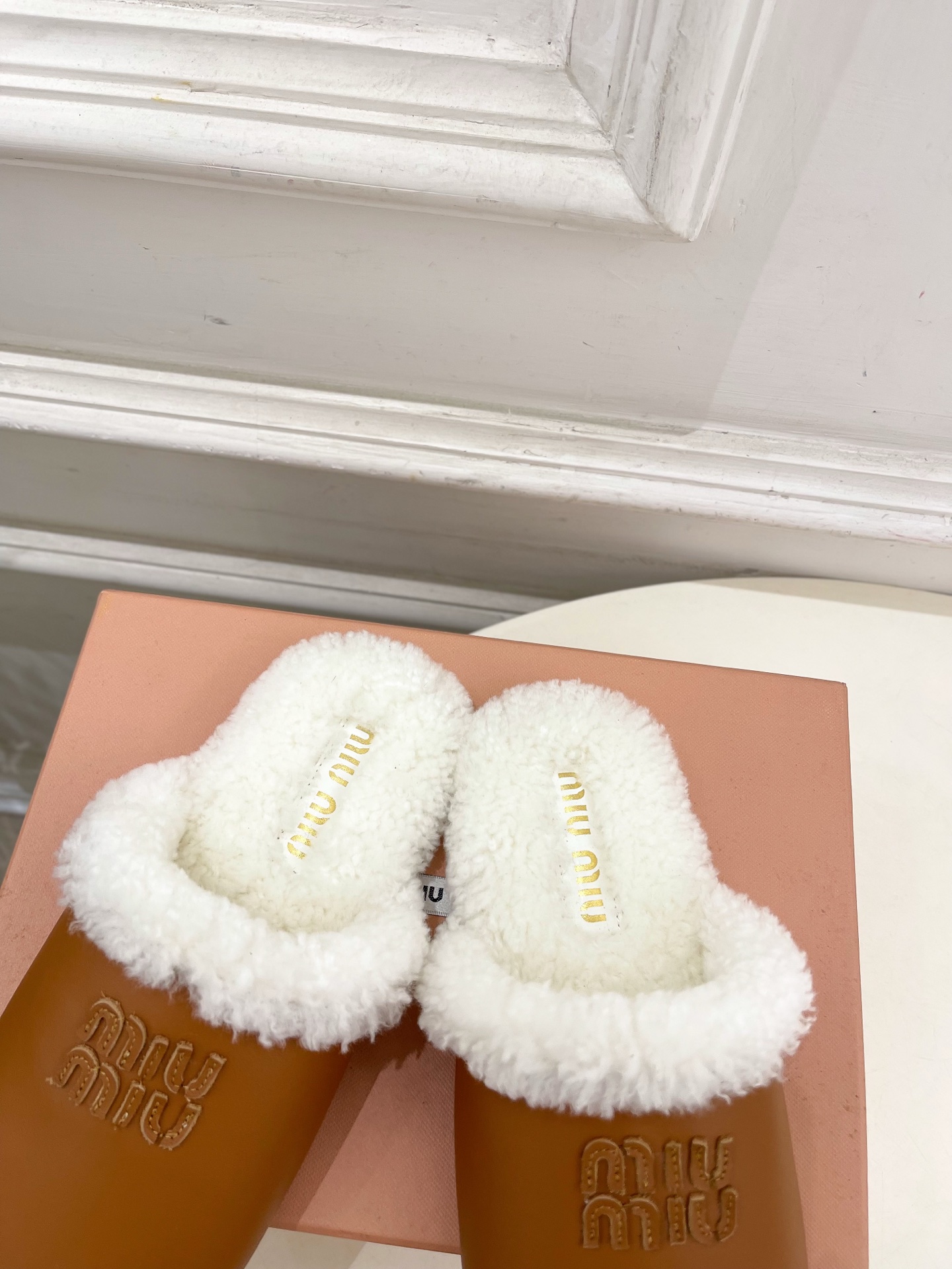 Miu Miu | 缪缪 25𝐬𝐬🖤2025秋冬新品 专柜主打最新秀款 经典字母毛毛穆勒拖鞋 火爆上新！