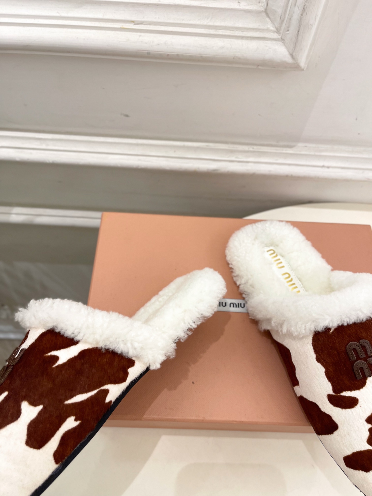 Miu Miu | 缪缪 25𝐬𝐬🖤2025秋冬新品 专柜主打最新秀款 经典字母毛毛穆勒拖鞋 火爆上新！