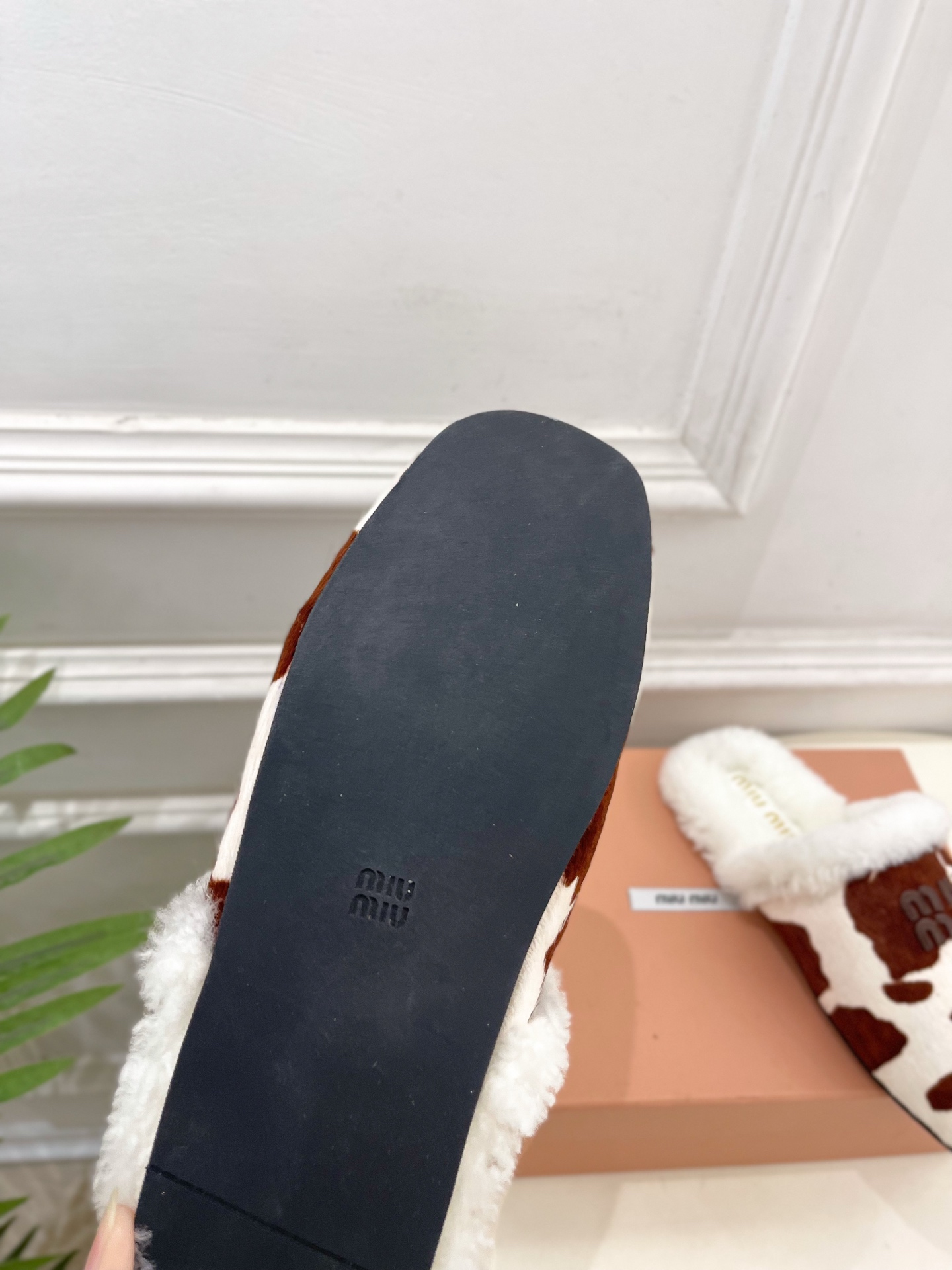 Miu Miu | 缪缪 25𝐬𝐬🖤2025秋冬新品 专柜主打最新秀款 经典字母毛毛穆勒拖鞋 火爆上新！