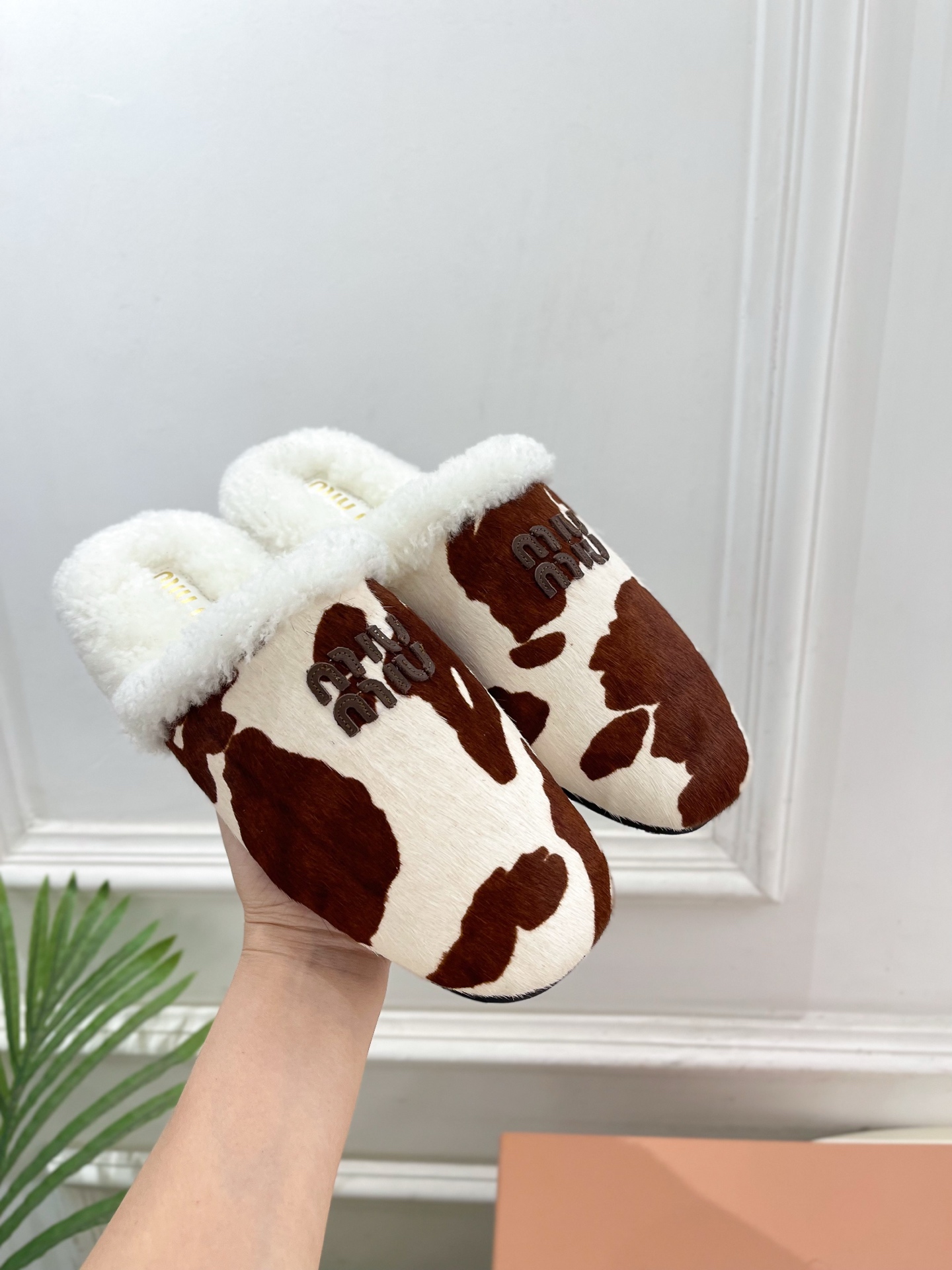 Miu Miu | 缪缪 25𝐬𝐬🖤2025秋冬新品 专柜主打最新秀款 经典字母毛毛穆勒拖鞋 火爆上新！