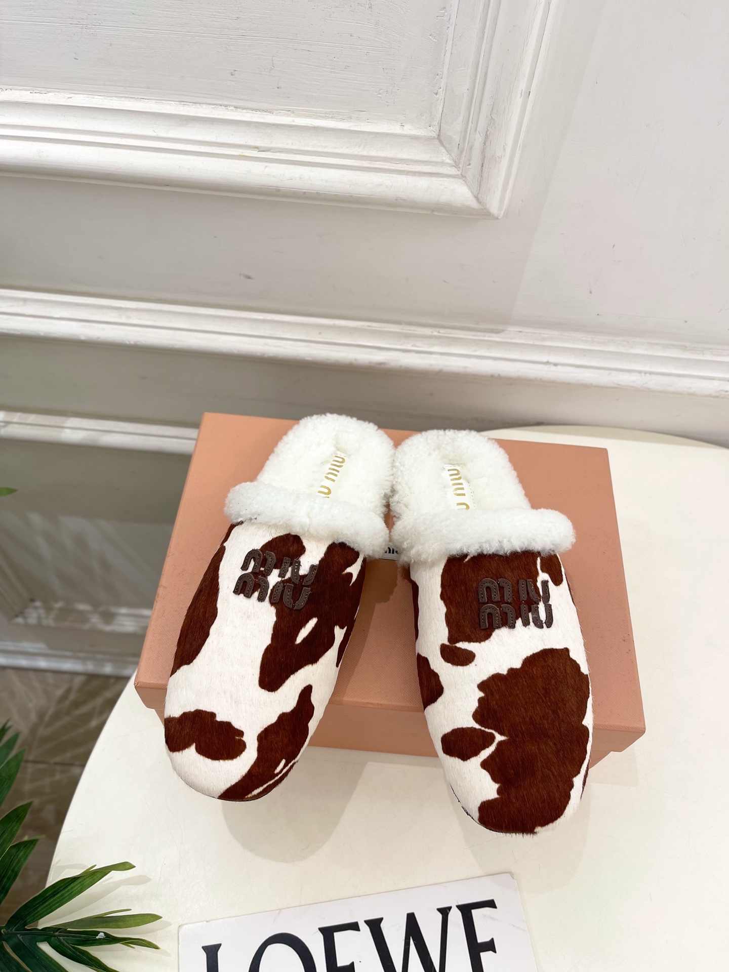 Miu Miu | 缪缪 25𝐬𝐬🖤2025秋冬新品 专柜主打最新秀款 经典字母毛毛穆勒拖鞋 火爆上新！