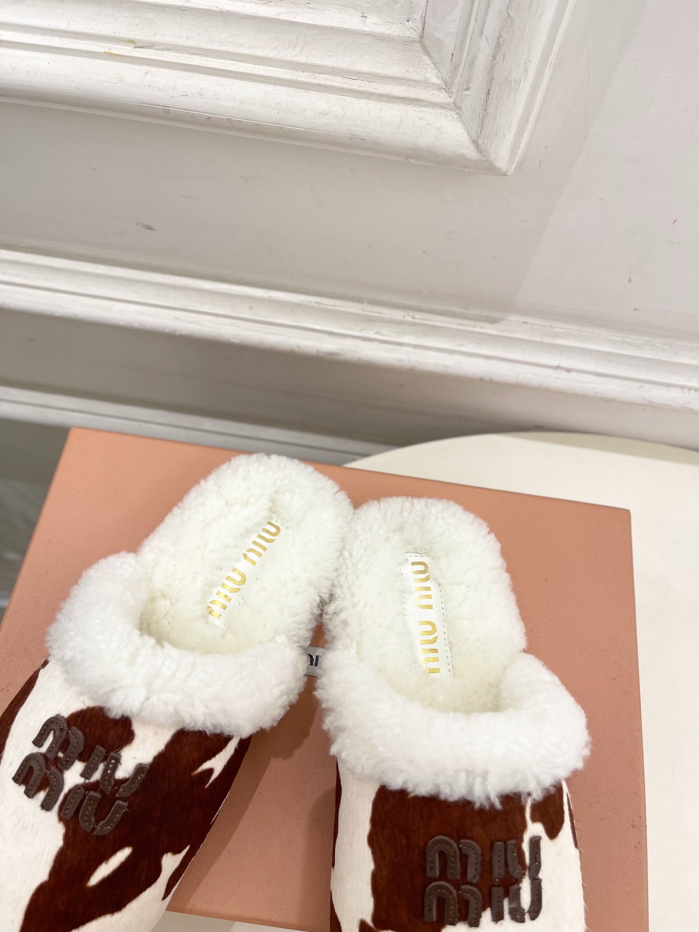 Miu Miu | 缪缪 25𝐬𝐬🖤2025秋冬新品 专柜主打最新秀款 经典字母毛毛穆勒拖鞋 火爆上新！