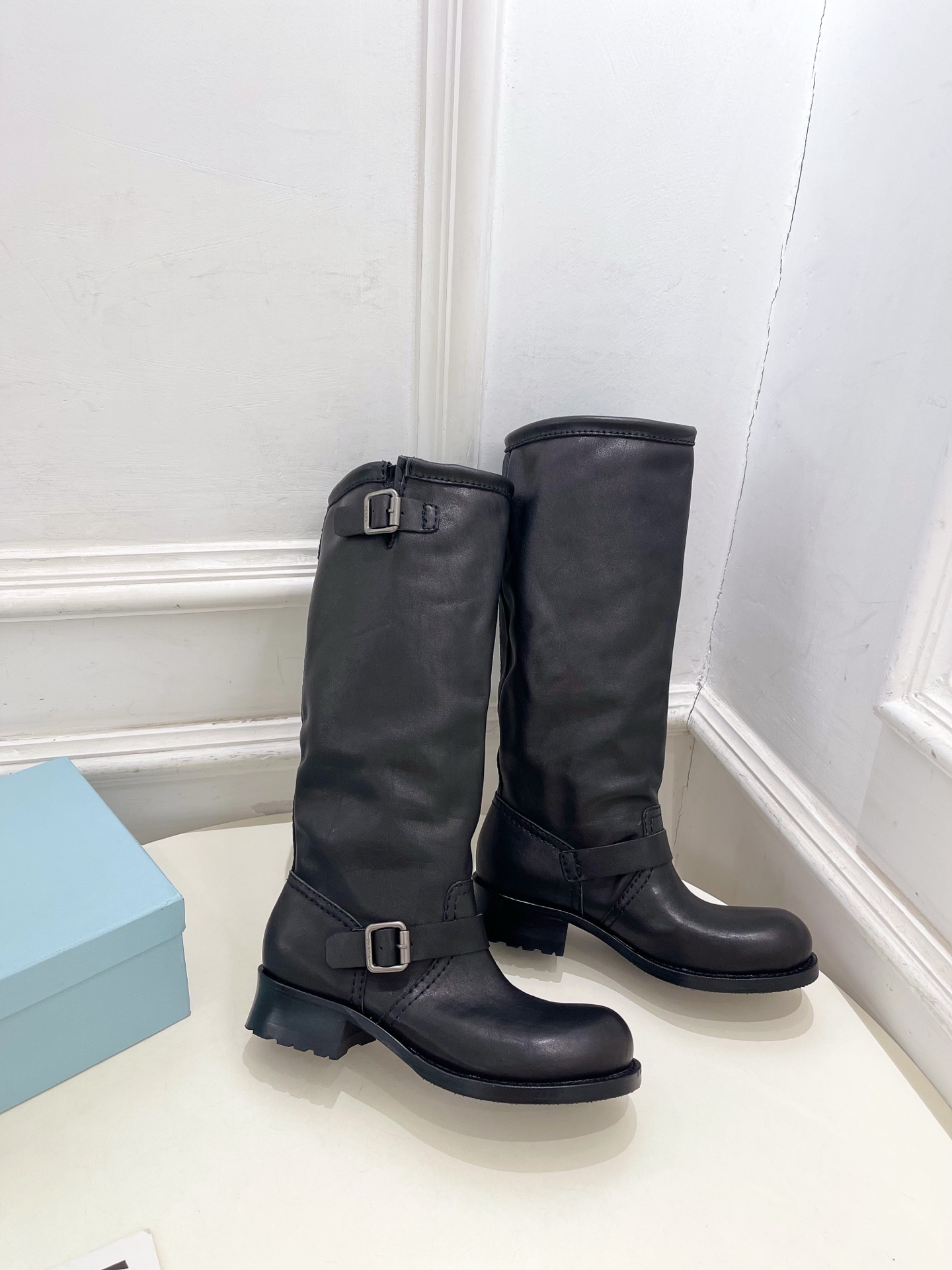 PRADA 普拉达 25𝐬𝐬 🌈2025秋冬新品 专柜走秀款 双扣带骑士靴粗跟长靴系列〰◽鞋面：原版高定