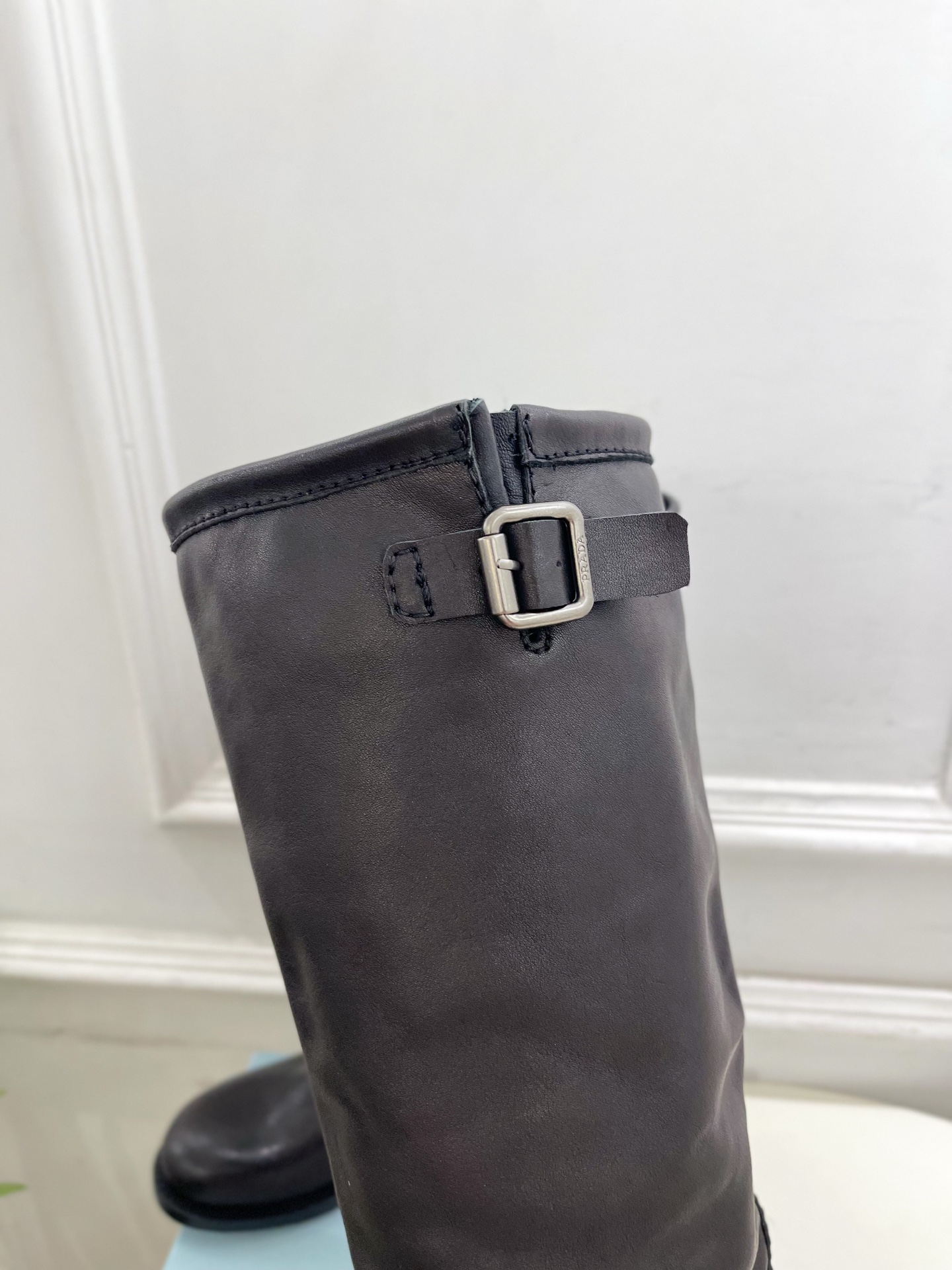 PRADA 普拉达 25𝐬𝐬 🌈2025秋冬新品 专柜走秀款 双扣带骑士靴粗跟长靴系列〰◽鞋面：原版高定