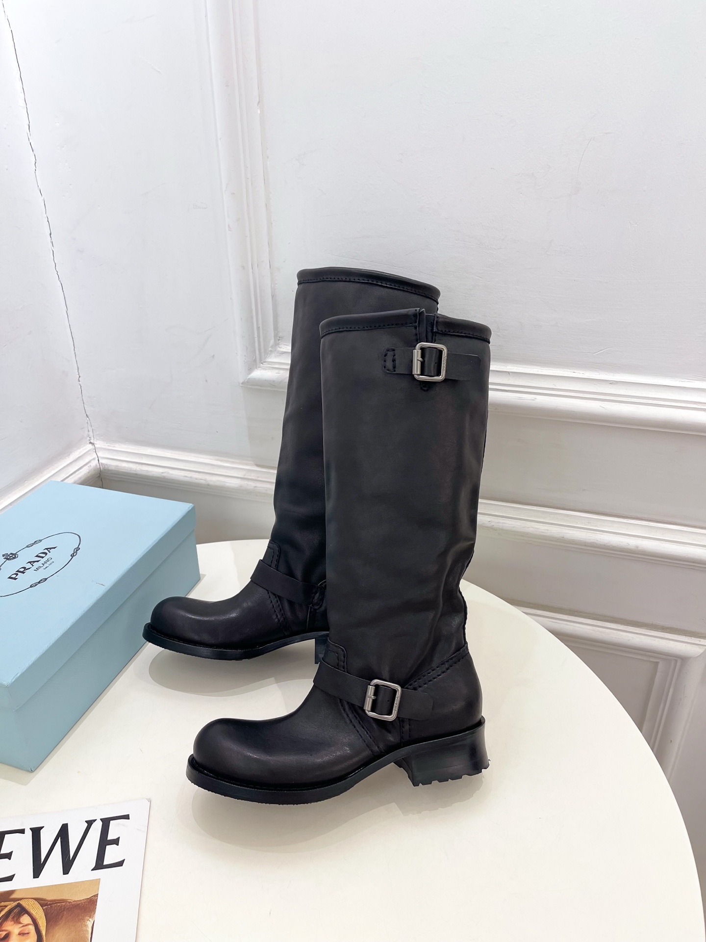 PRADA 普拉达 25𝐬𝐬 🌈2025秋冬新品 专柜走秀款 双扣带骑士靴粗跟长靴系列〰◽鞋面：原版高定