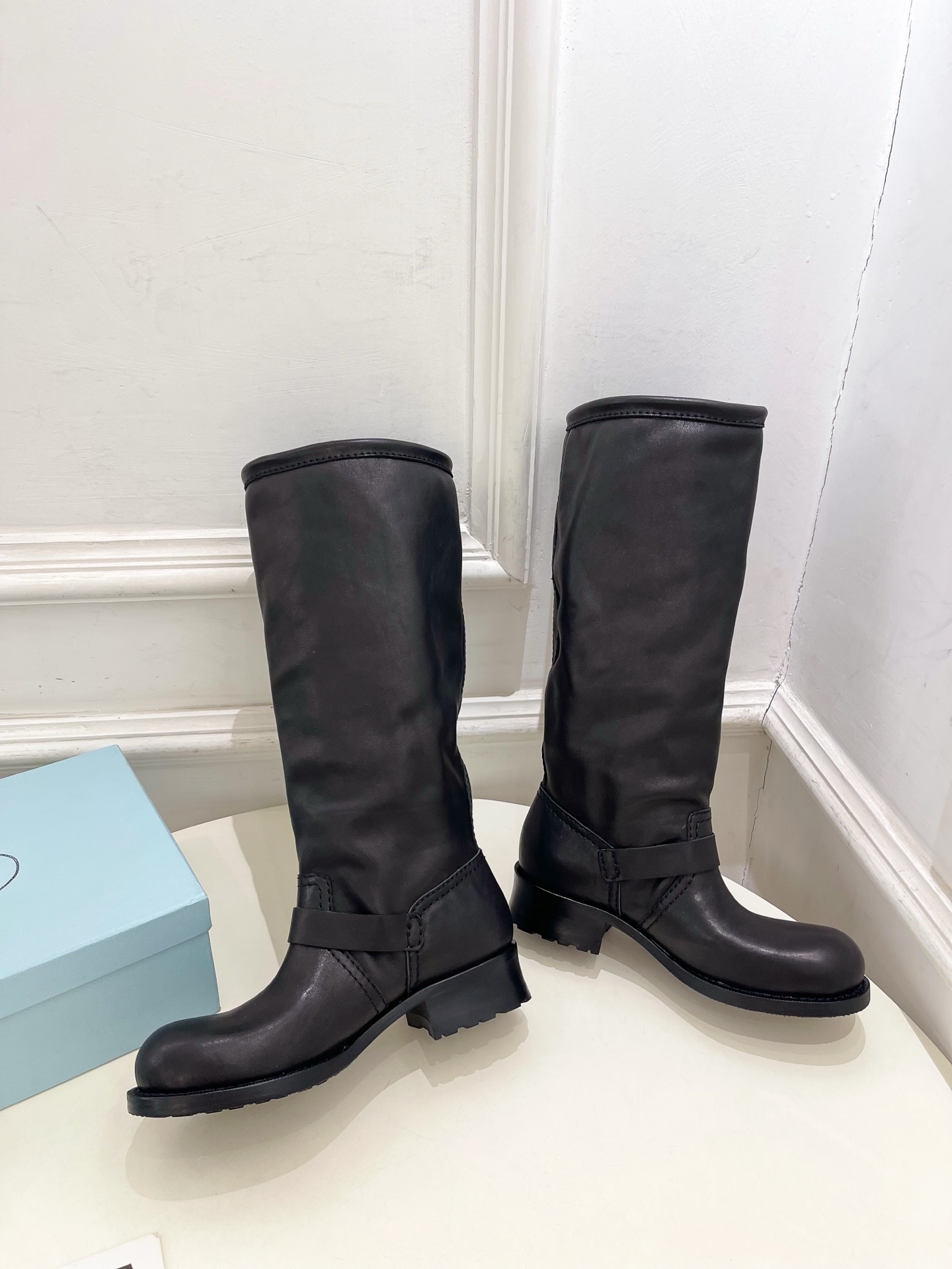 PRADA 普拉达 25𝐬𝐬 🌈2025秋冬新品 专柜走秀款 双扣带骑士靴粗跟长靴系列〰◽鞋面：原版高定