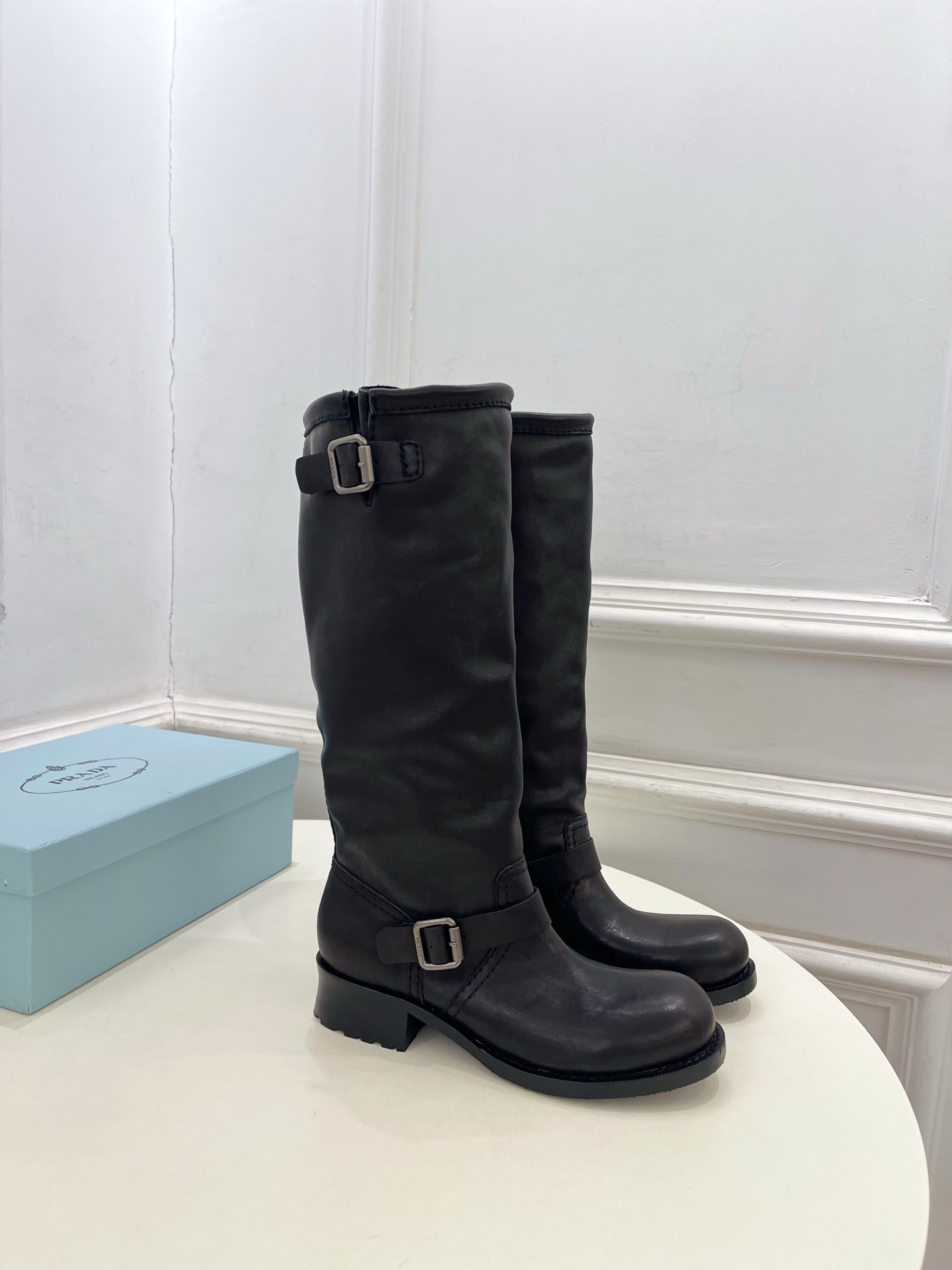 PRADA 普拉达 25𝐬𝐬 🌈2025秋冬新品 专柜走秀款 双扣带骑士靴粗跟长靴系列〰◽鞋面：原版高定