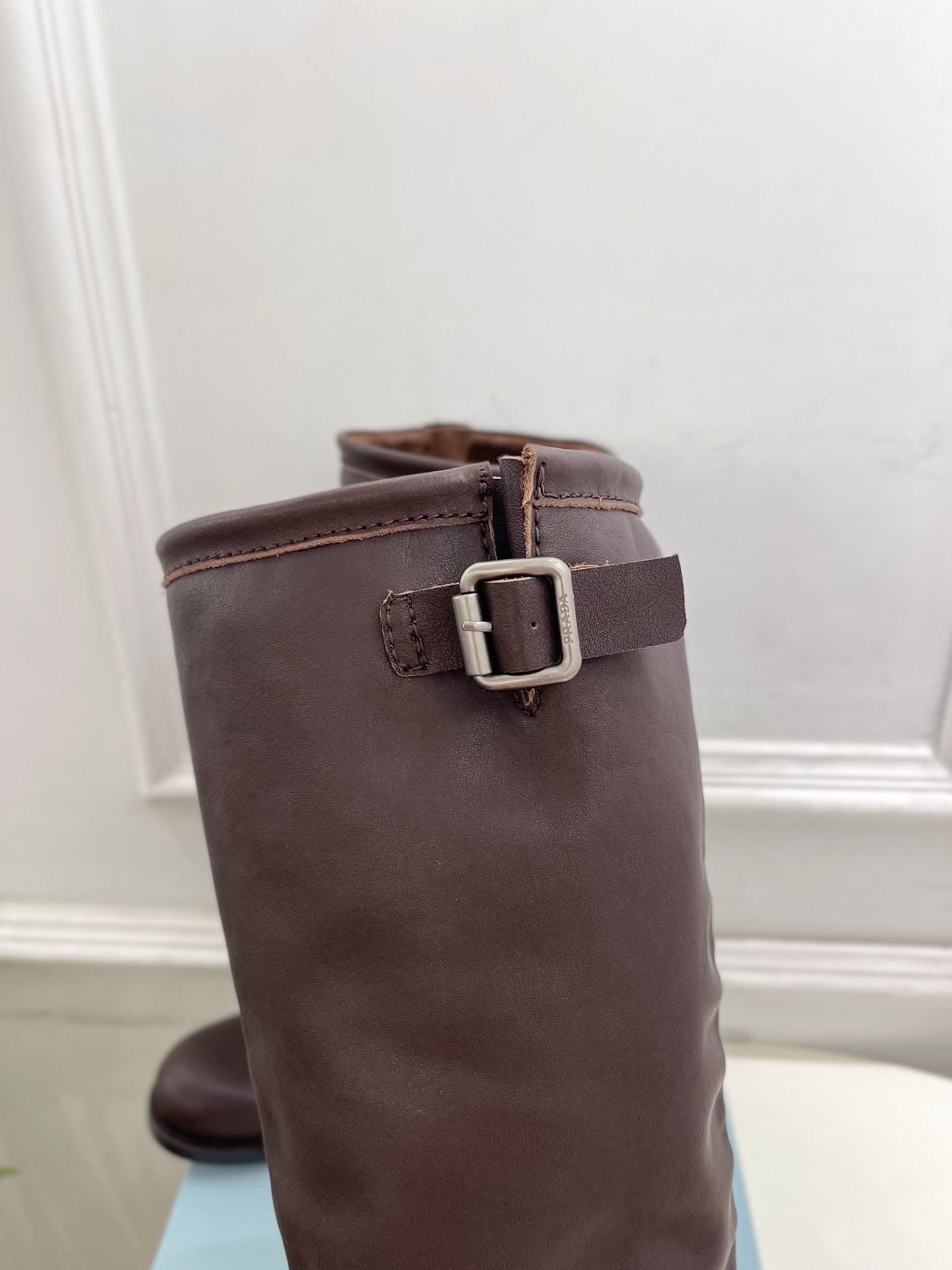 PRADA 普拉达 25𝐬𝐬 🌈2025秋冬新品 专柜走秀款 双扣带骑士靴粗跟长靴系列〰◽鞋面：原版高定