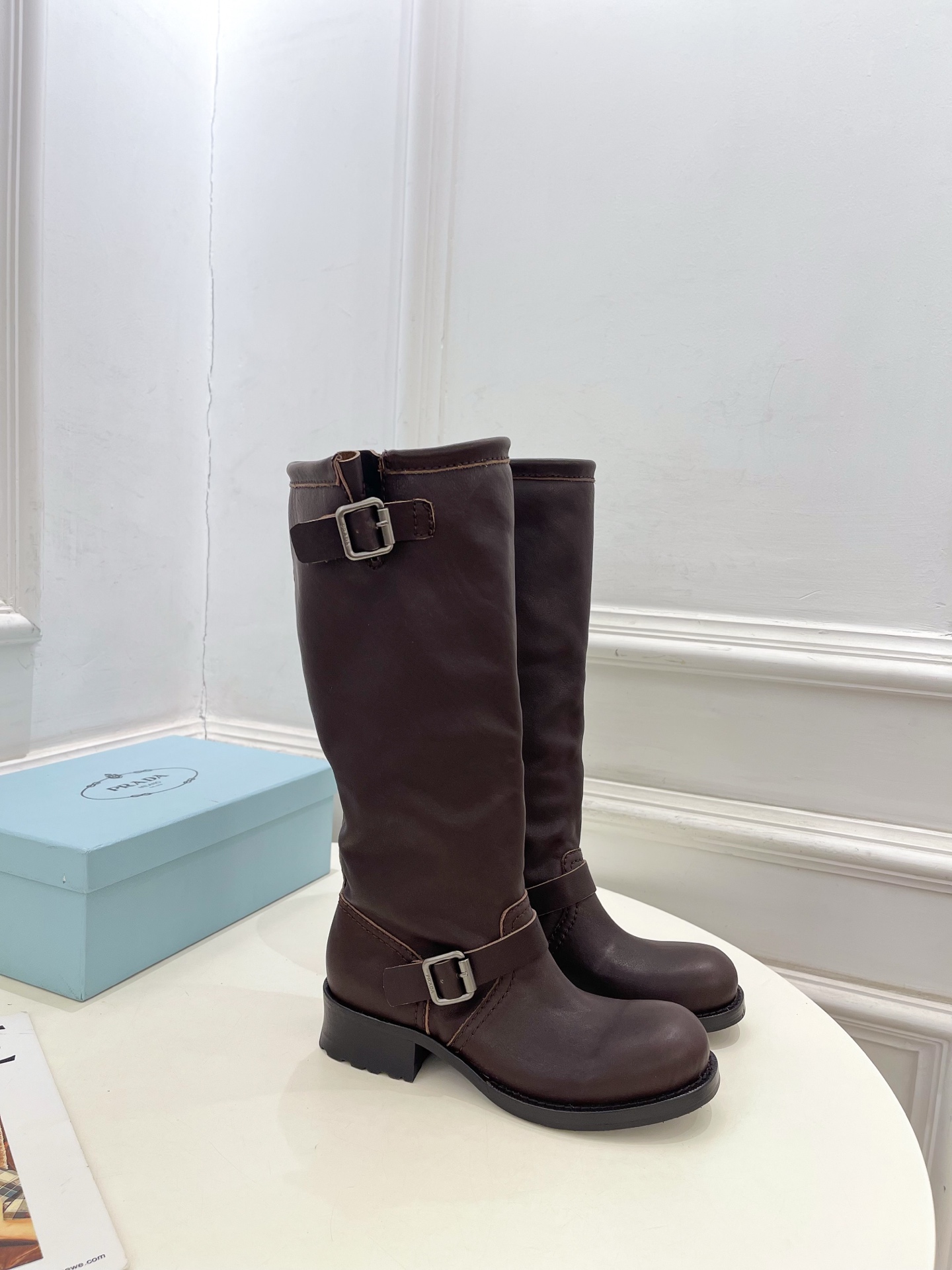 PRADA 普拉达 25𝐬𝐬 🌈2025秋冬新品 专柜走秀款 双扣带骑士靴粗跟长靴系列〰◽鞋面：原版高定