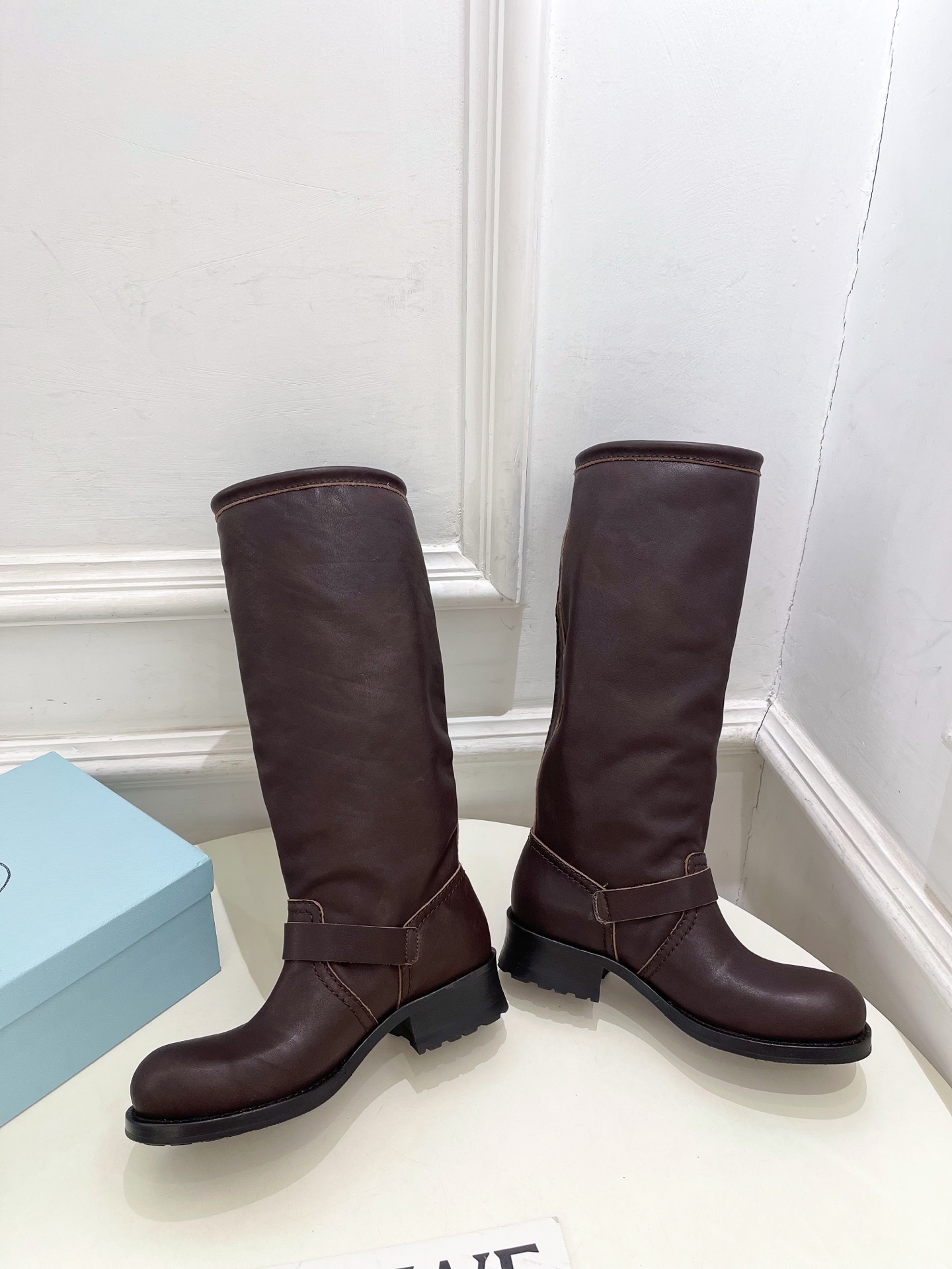 PRADA 普拉达 25𝐬𝐬 🌈2025秋冬新品 专柜走秀款 双扣带骑士靴粗跟长靴系列〰◽鞋面：原版高定