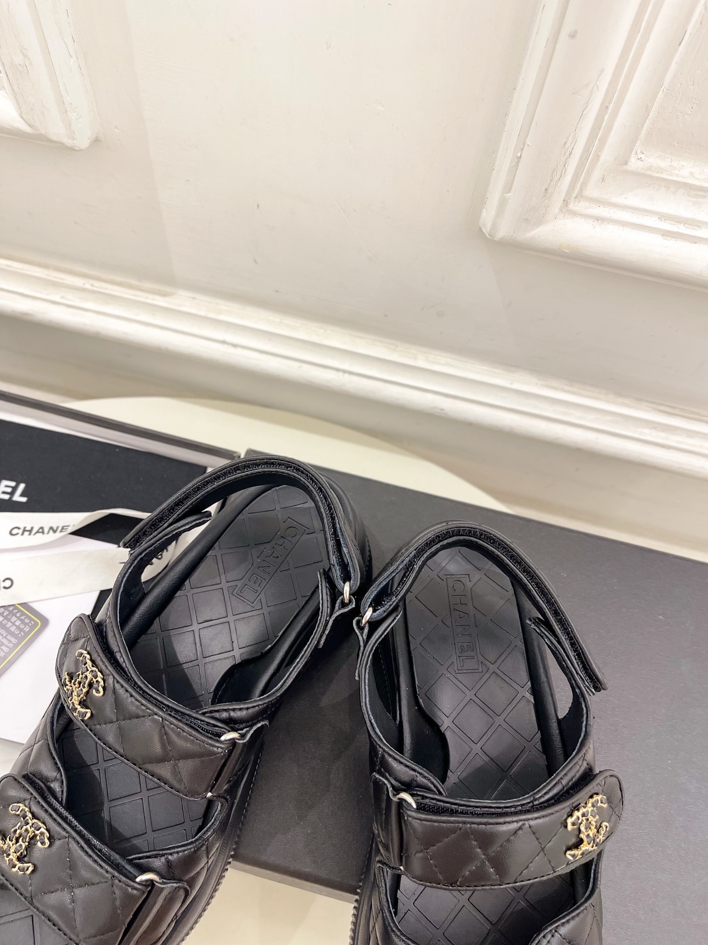 𝐂𝐇𝐀𝐍𝐄𝐋 | 小香 25𝐬𝐬 🦋2025 新品 专柜经典走秀款 小香双C链条厚底休闲凉鞋 系列上新〰