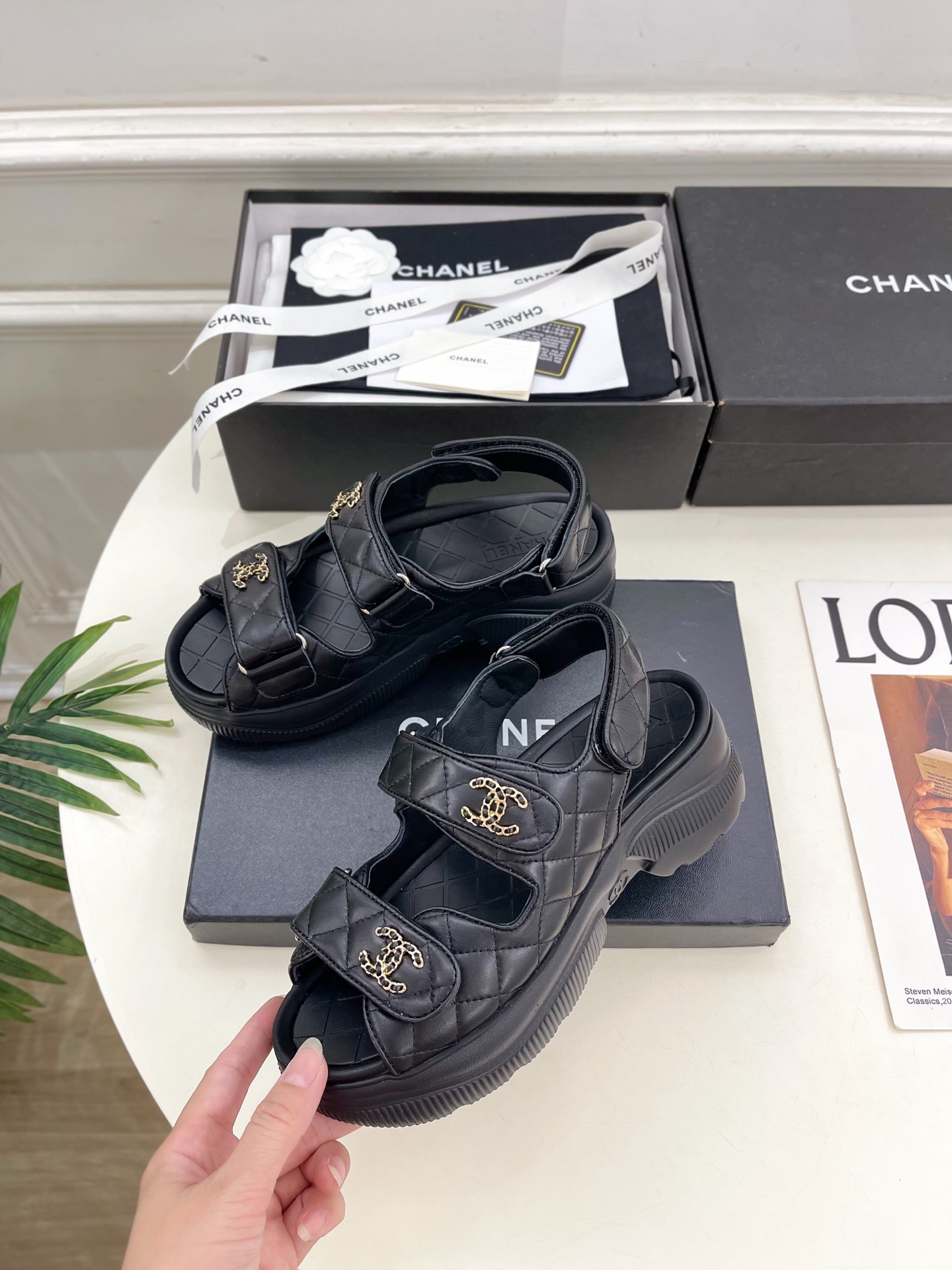 𝐂𝐇𝐀𝐍𝐄𝐋 | 小香 25𝐬𝐬 🦋2025 新品 专柜经典走秀款 小香双C链条厚底休闲凉鞋 系列上新〰