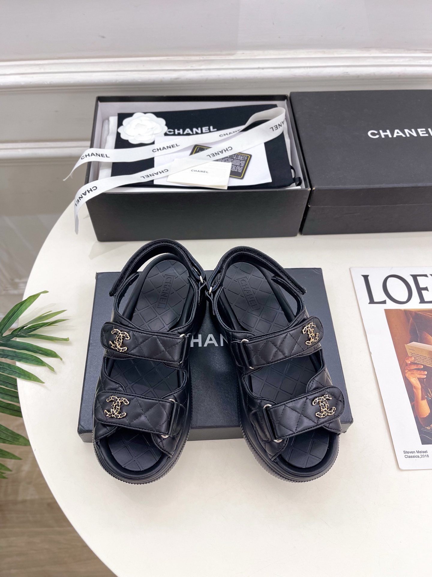 𝐂𝐇𝐀𝐍𝐄𝐋 | 小香 25𝐬𝐬 🦋2025 新品 专柜经典走秀款 小香双C链条厚底休闲凉鞋 系列上新〰